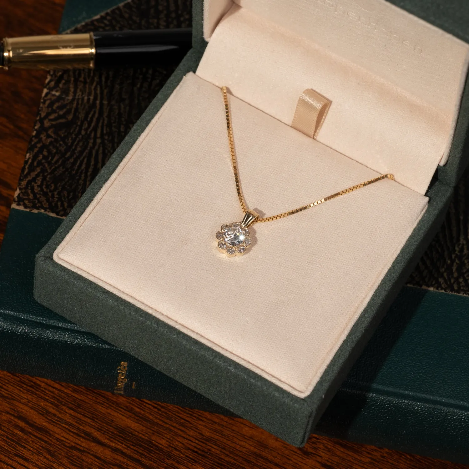 Sisi Copenhagen Laurel Oval-Cut Halo diamantvedhæng 0,8 ct guld