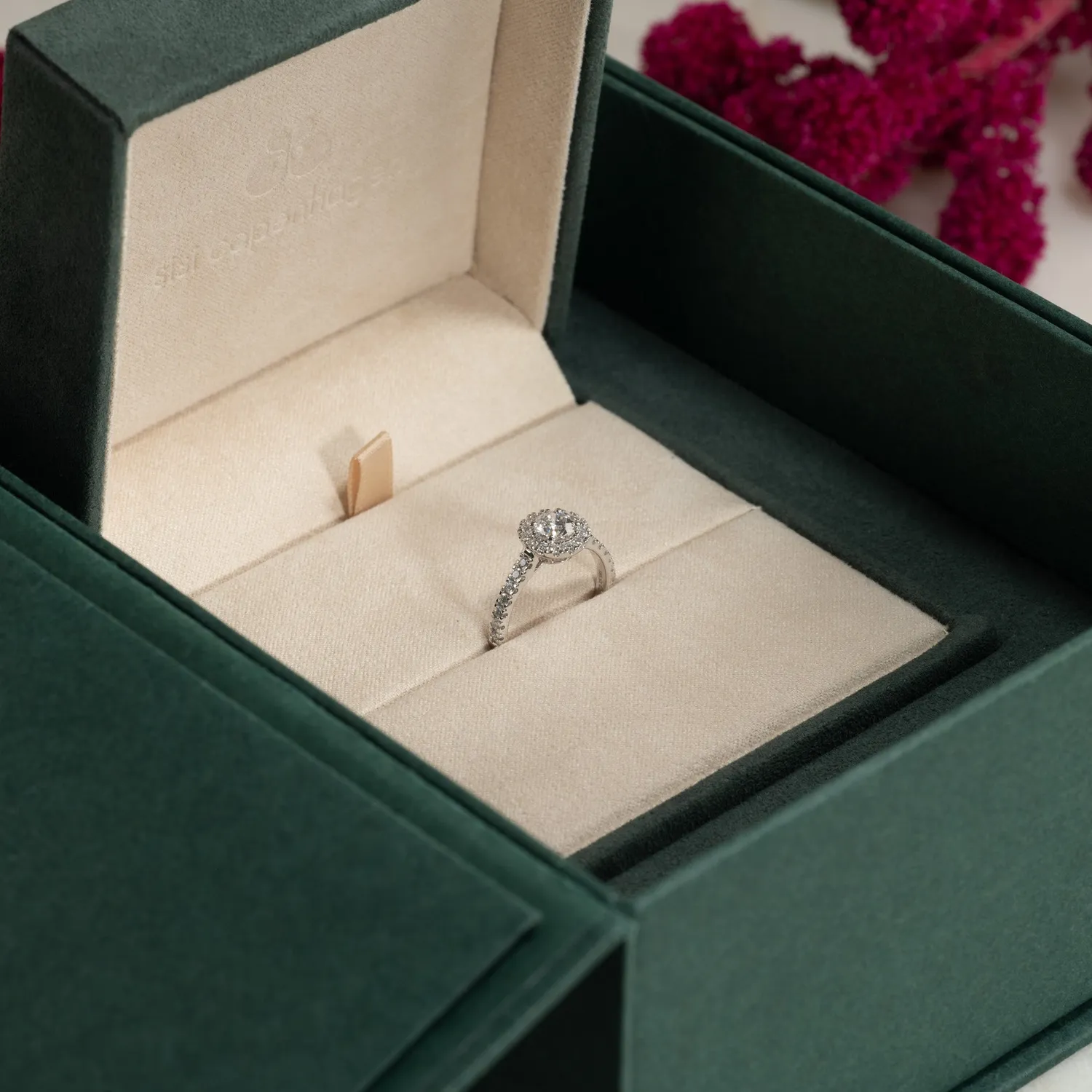 Sisi Copenhagen Round Halo Alliance 0,85ct ring hvidguld