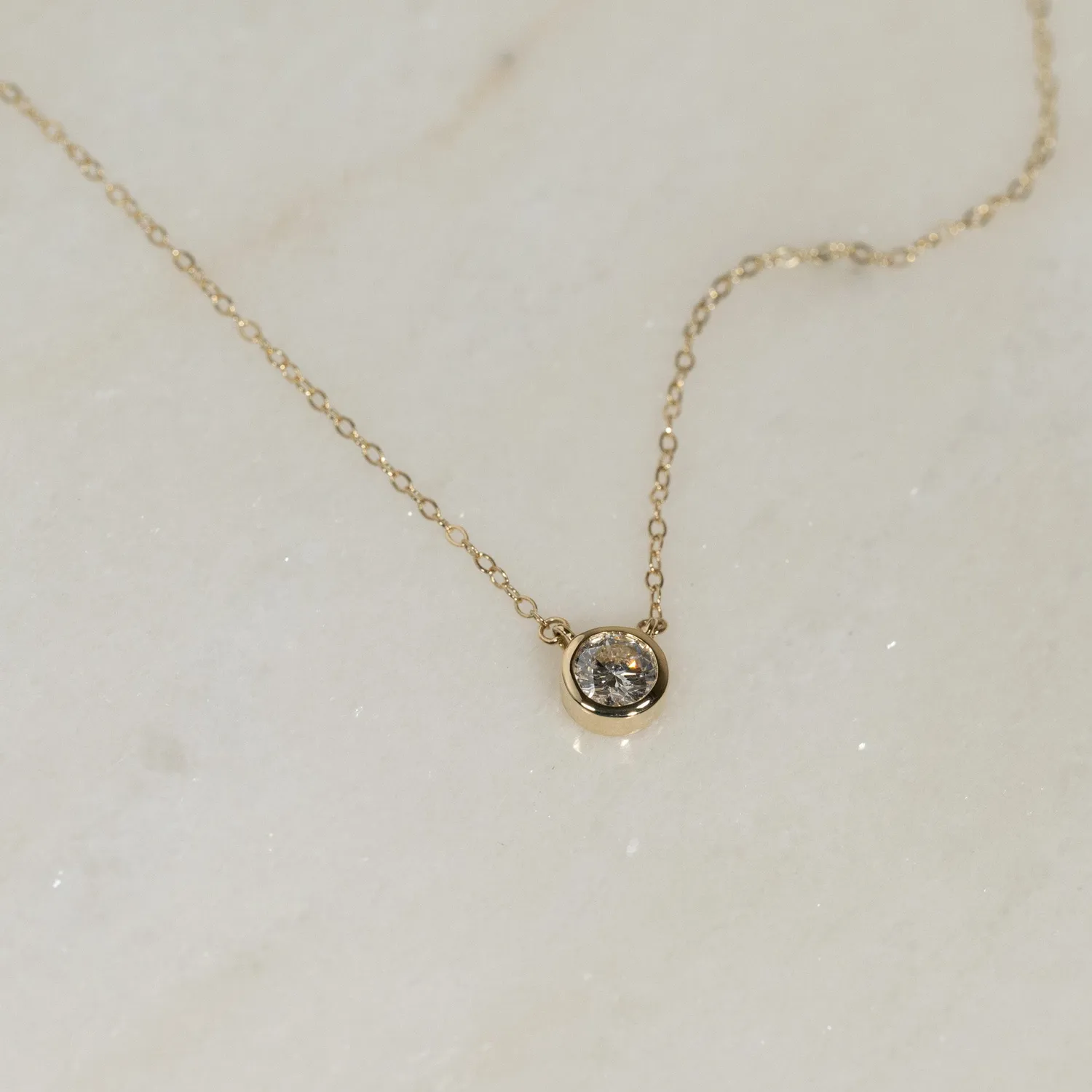 Sisi Copenhagen Solitaire Bezel halskæde 0,5 ct 14 kt guld