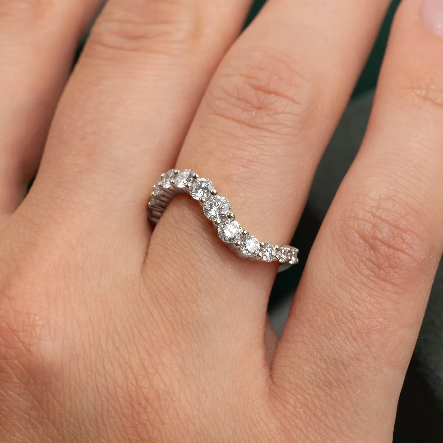 Sisi Copenhagen Graduating Curved Lab-Diamond ring 0,9 ct hvidguld