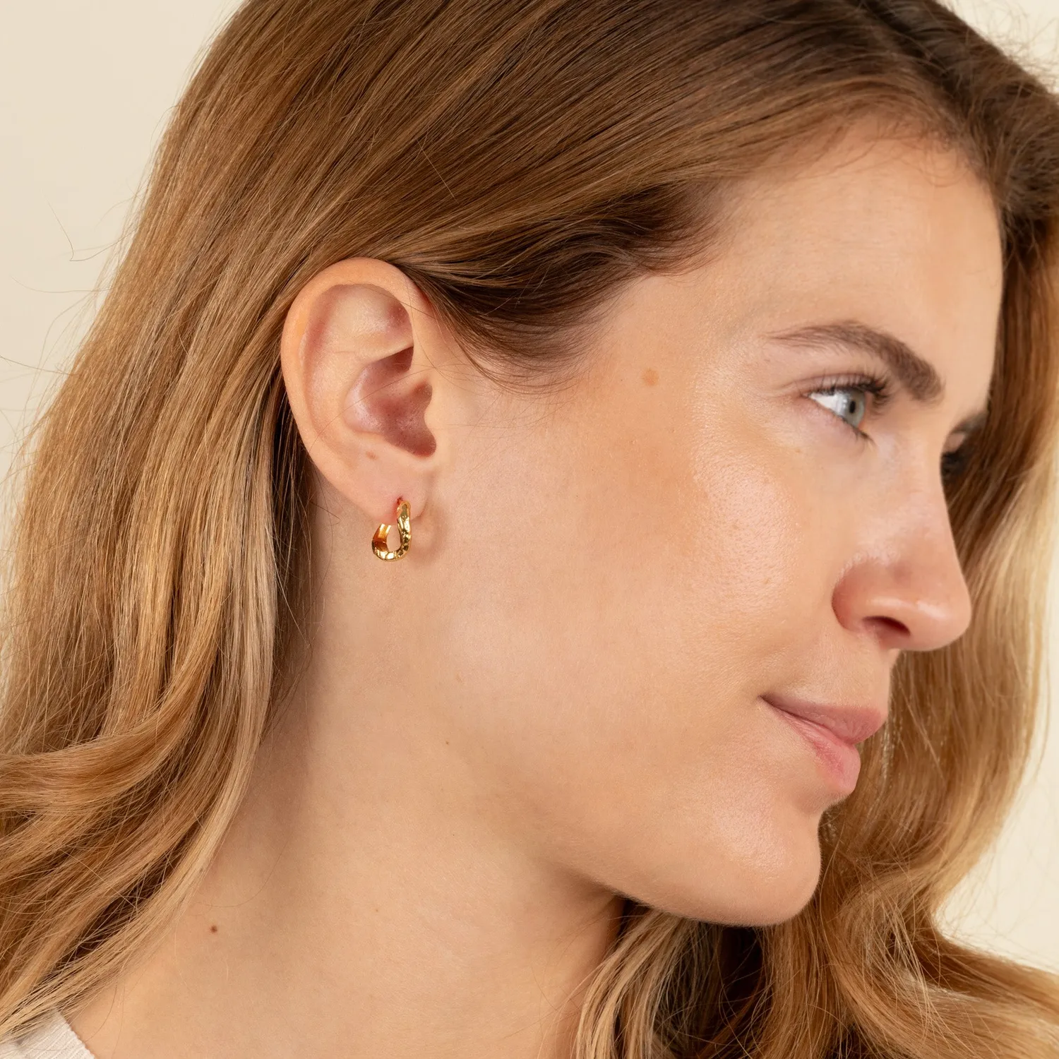 Sisi Copenhagen Maia Golden Huggie øreringe forgyldt 15 mm