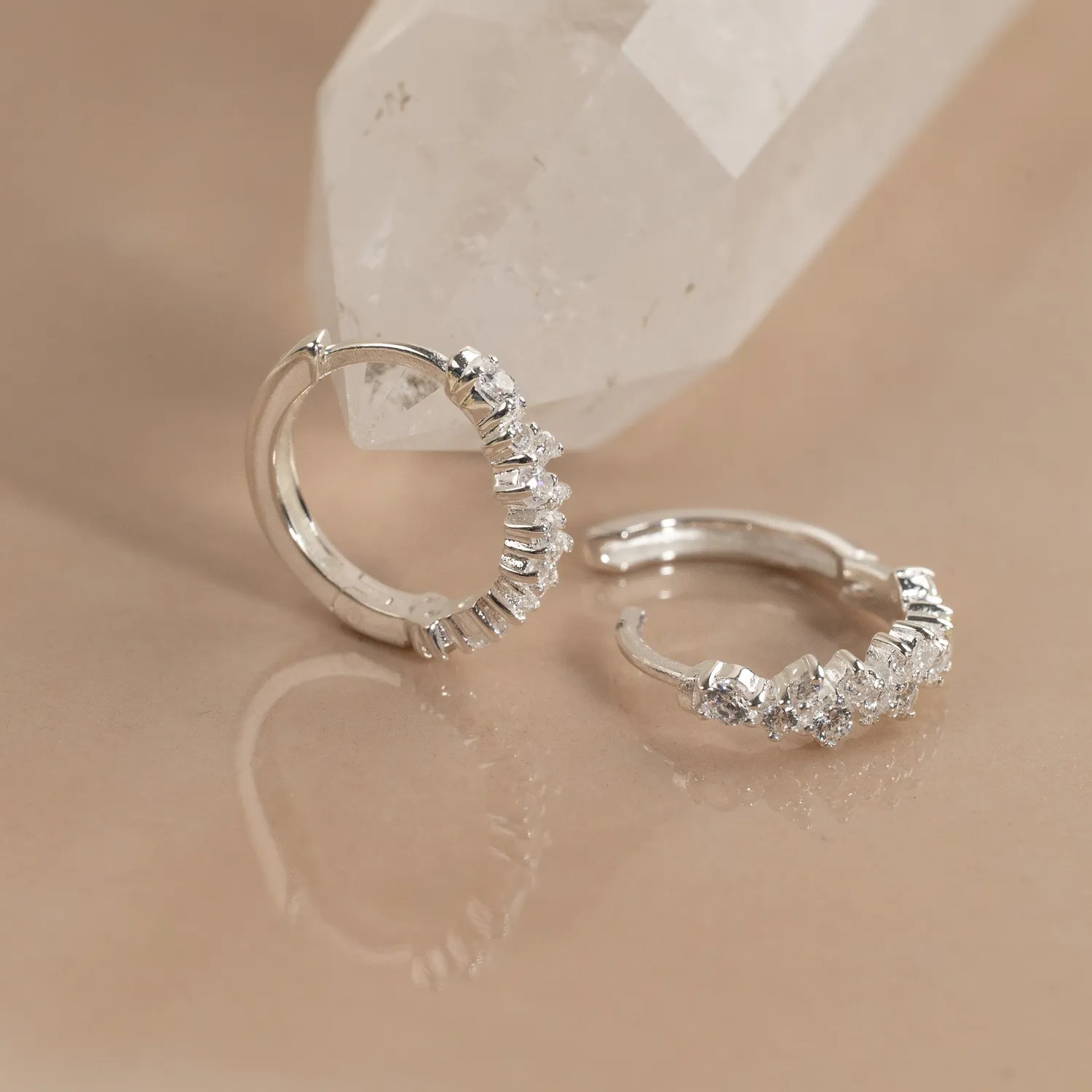Sisi Copenhagen Clair Crystal Small Huggie øreringe sølv par