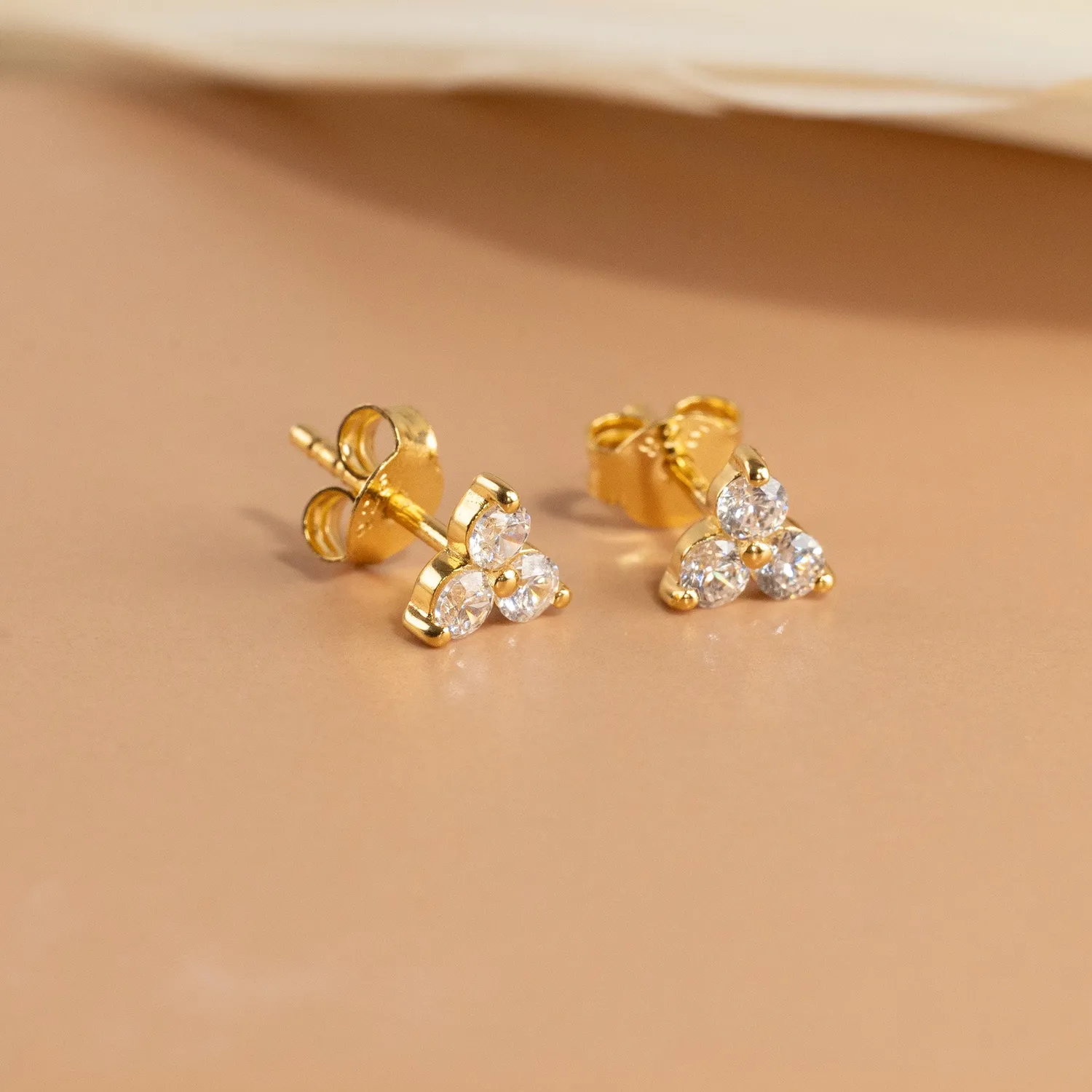 Sisi Copenhagen Tria Crystal Golden ørestikker forgyldt 6 mm