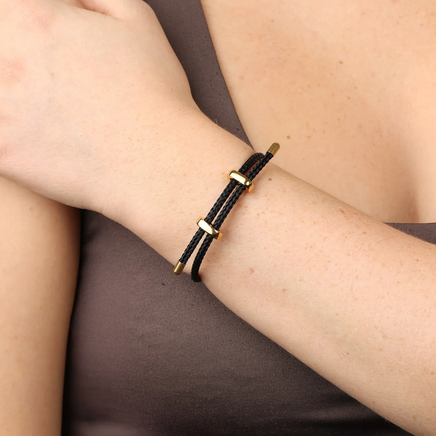 TIMI OF SWEDEN Cordelia reb-armbånd rustfrit stål sort