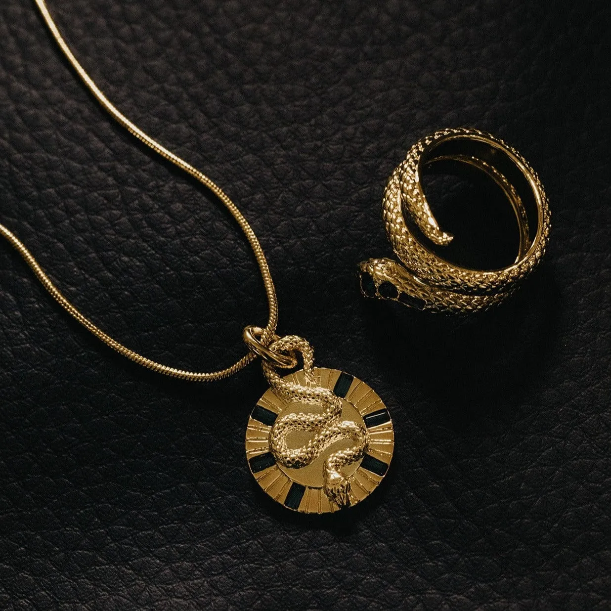 Orelia LUXE Serpent Medallion halskæde guld krystal