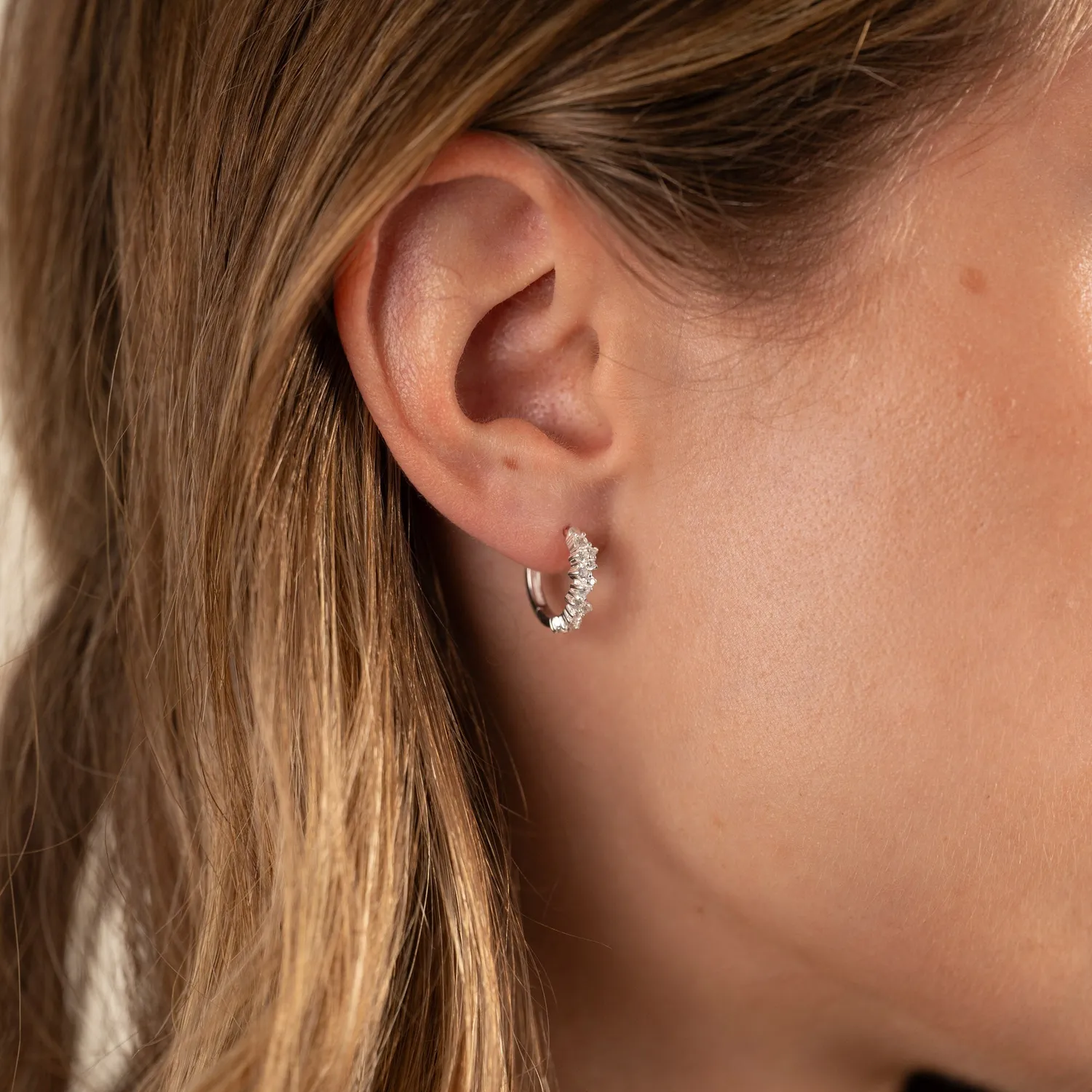 Sisi Copenhagen Clair Crystal Small Huggie øreringe sølv par
