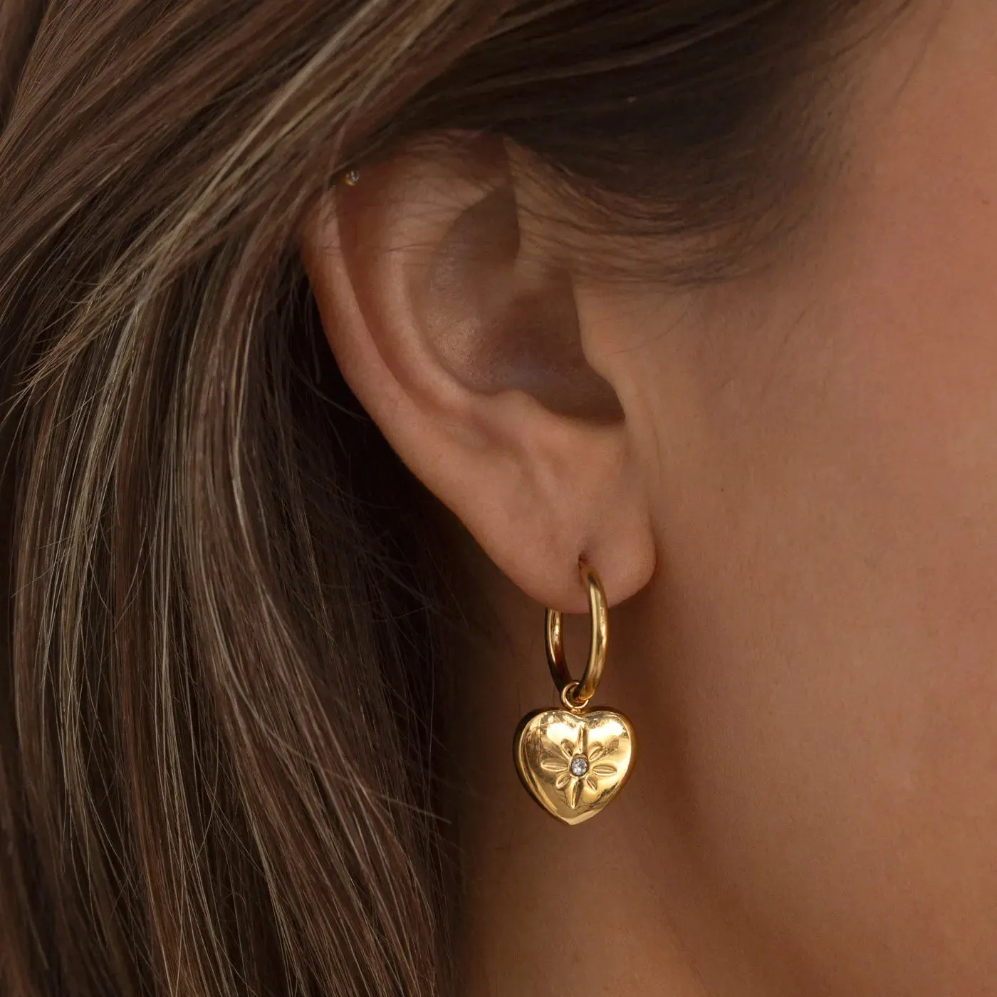 TIMI OF SWEDEN Lola crystal heart hoop øreringe guld