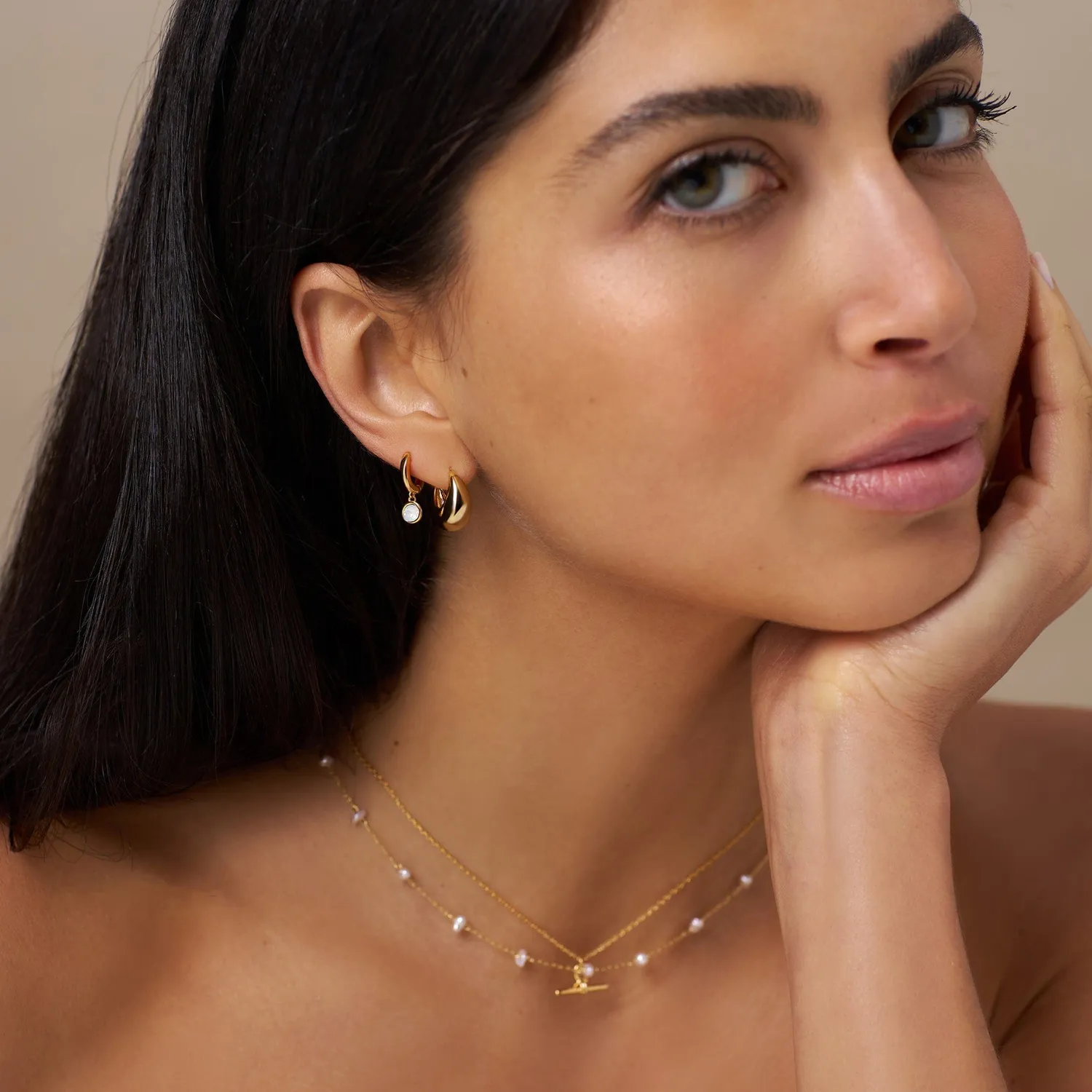 Orelia White Opal Drop Huggie øreringe Swarovski