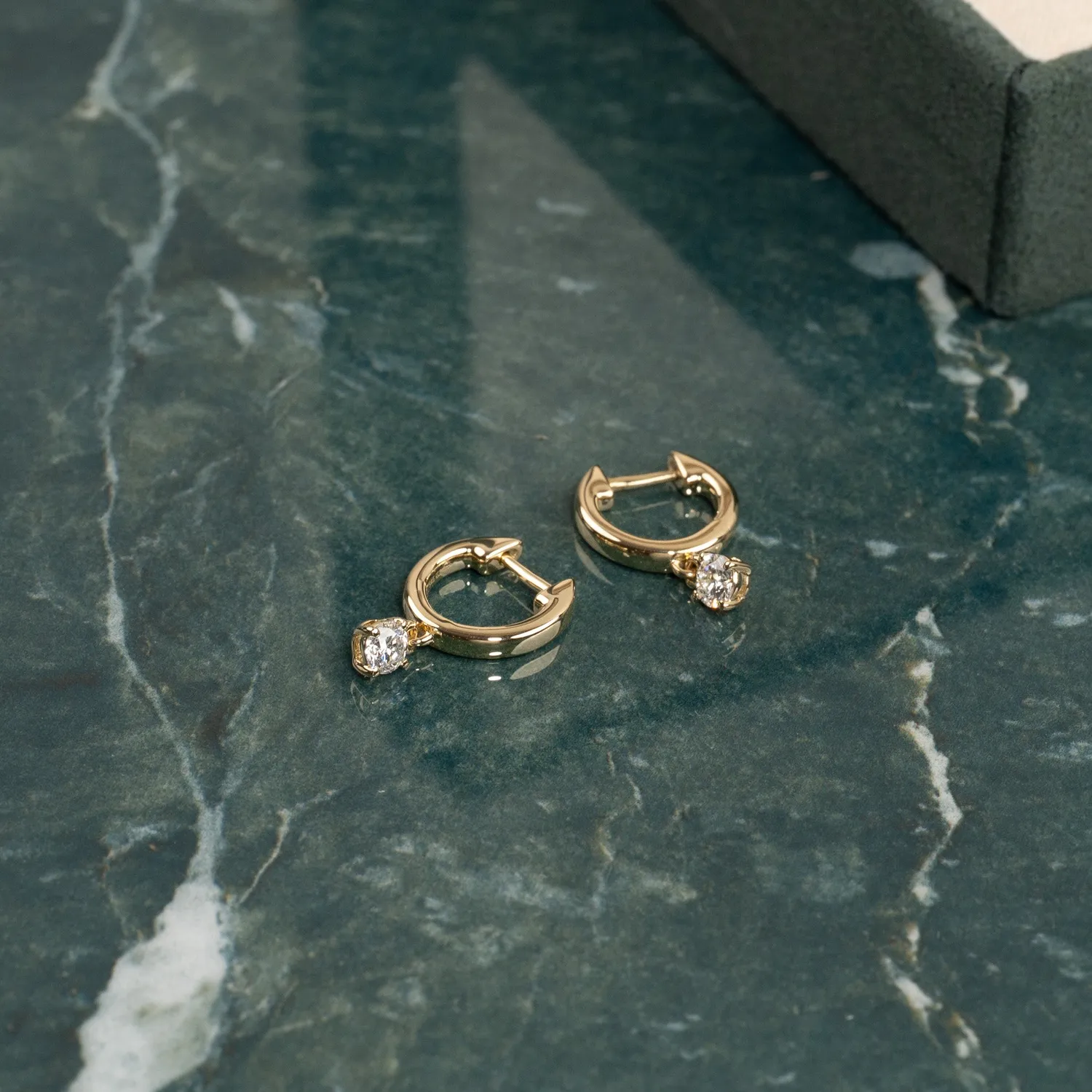 Sisi Copenhagen Solitaire creoler guld 14 kt 0,4 ct diamant