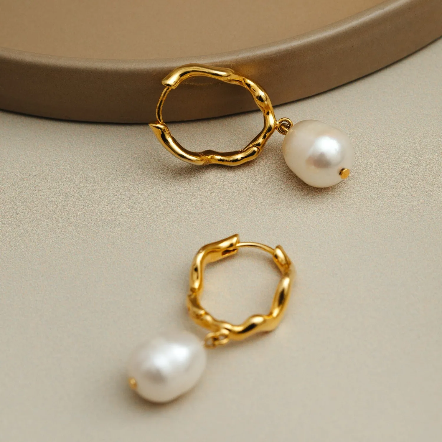 Orelia Oval Wave Pearl Drop Hoop øreringe perle