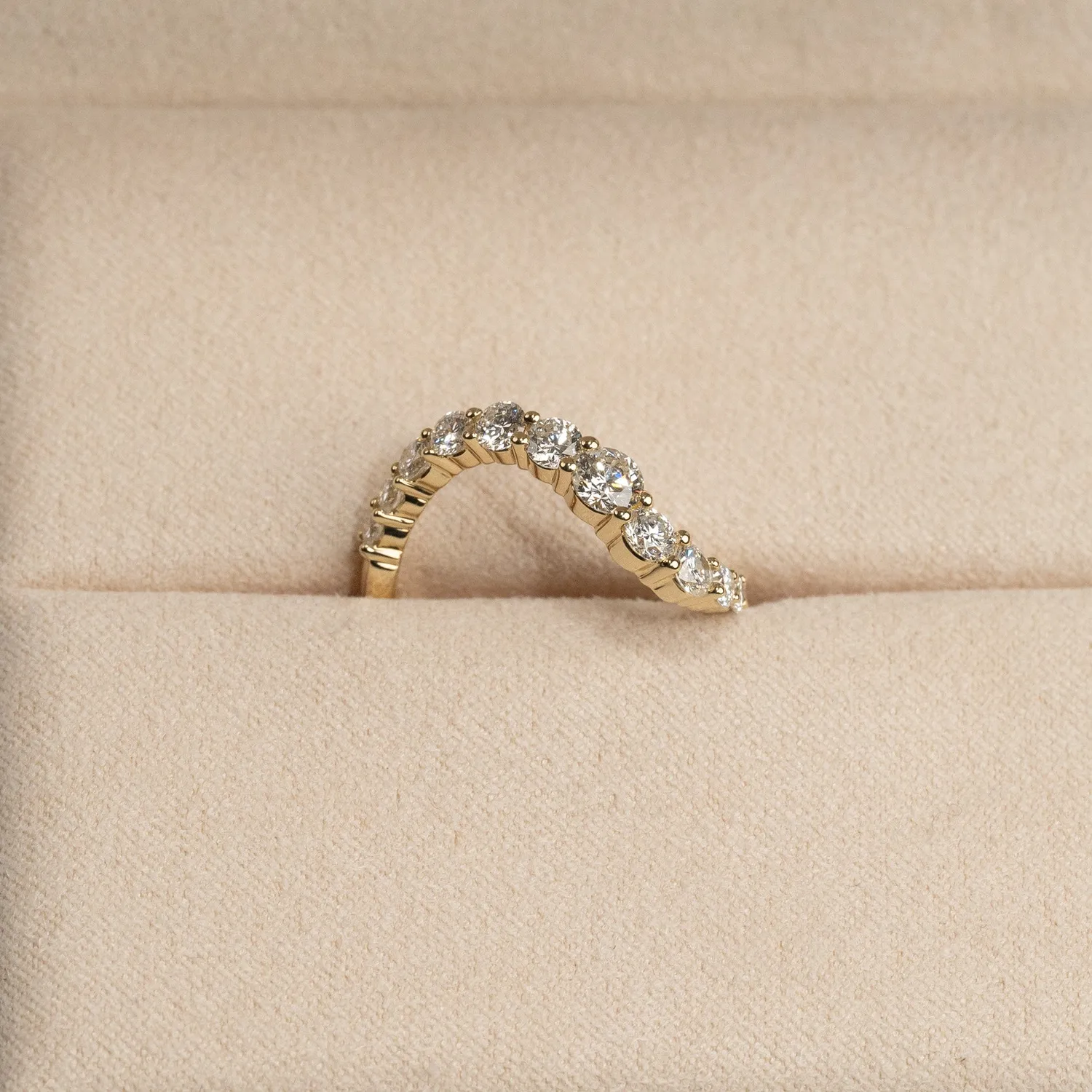 Sisi Copenhagen Graduating Curved Lab-Diamond ring 14 kt 1,2 ct