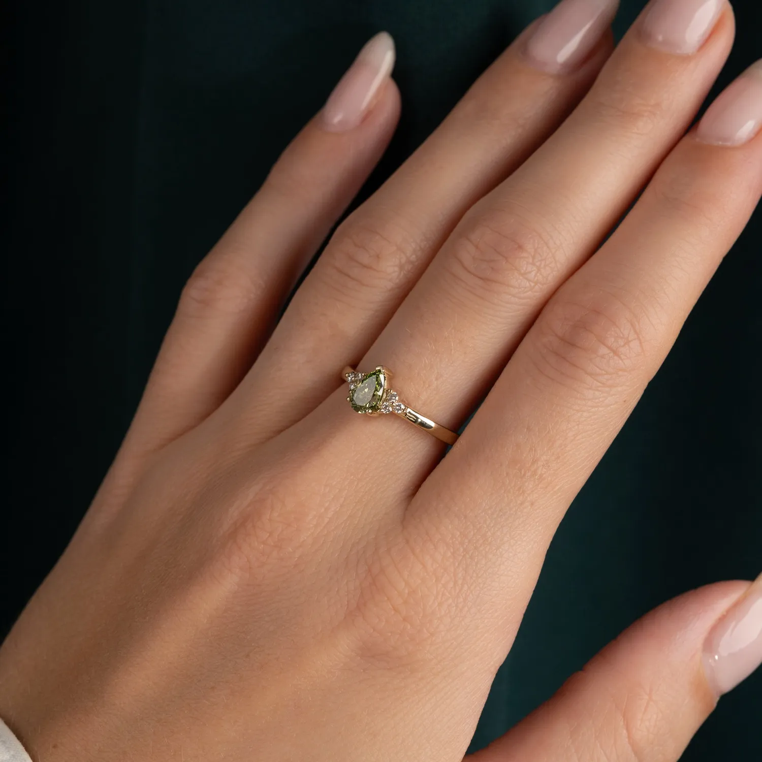 Sisi Copenhagen Pear-Cut Triad ring 0,65ct grøn guld