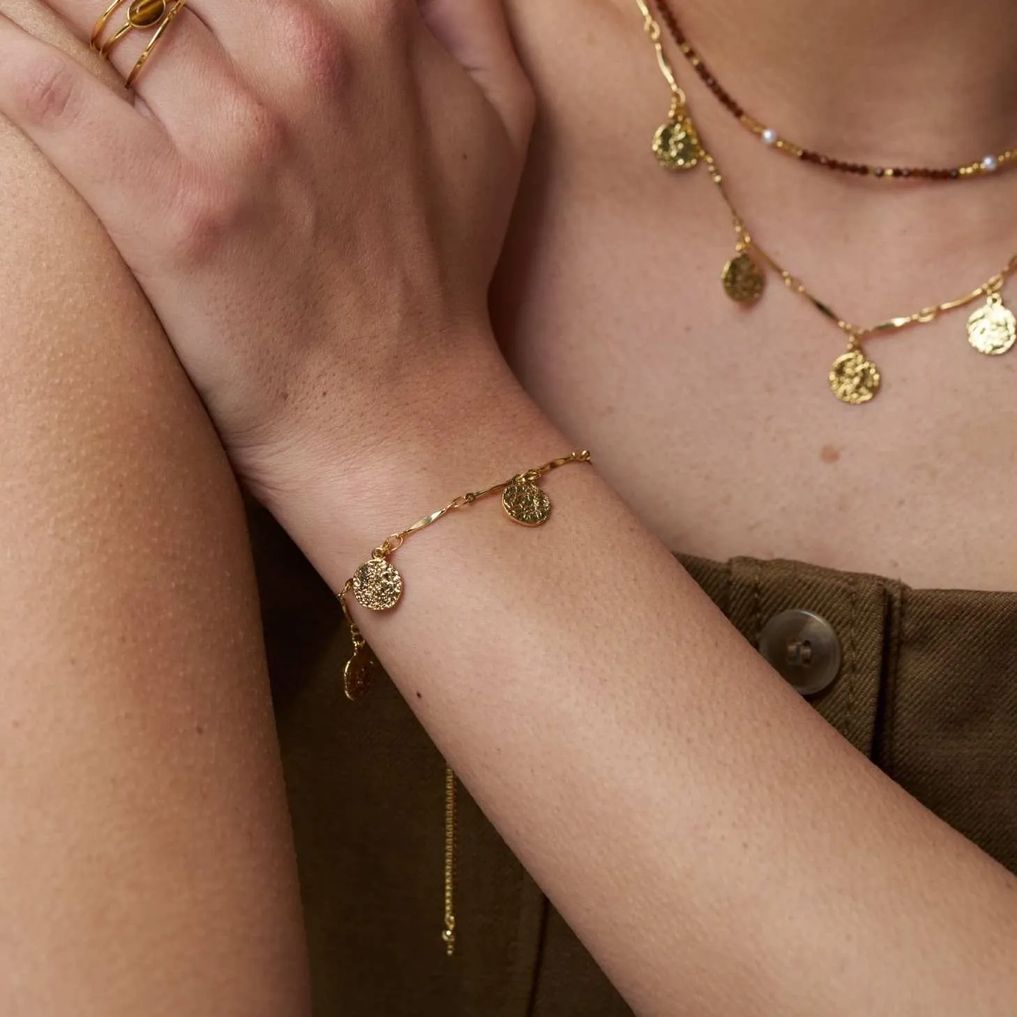 Orelia Molten Coin Adjustable slider armbånd guld