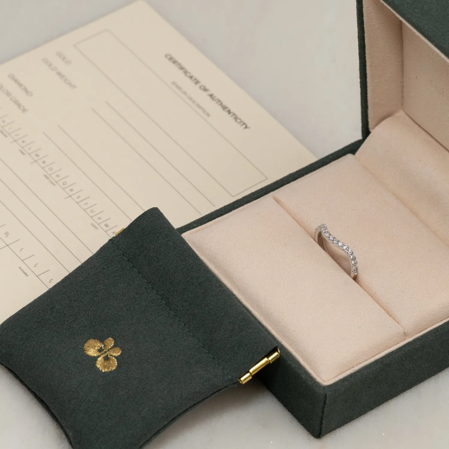 Sisi Copenhagen Wide Curve Alliance ring 14 kt guld diamanter