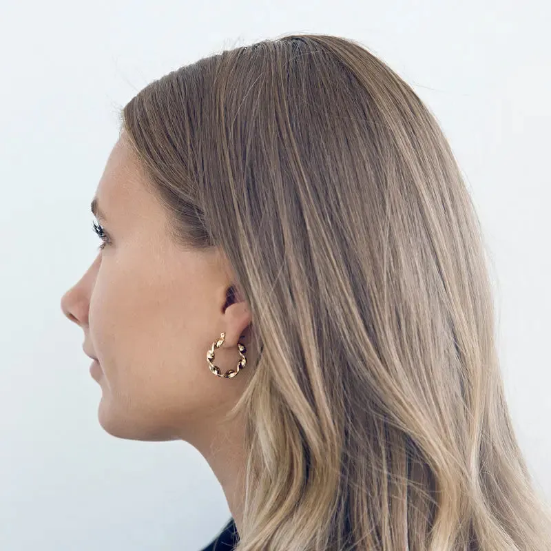 TIMI OF SWEDEN Twisted Hoop øreringe guld chunky