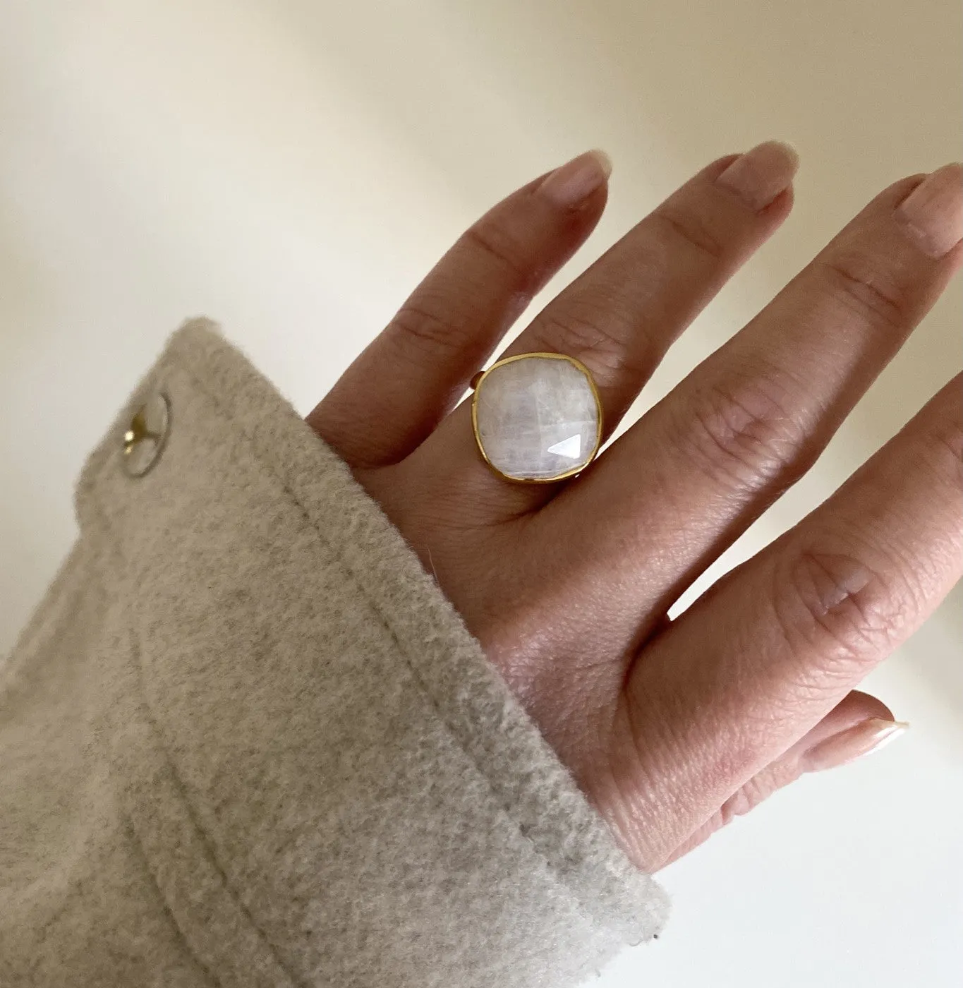 Bykjaergaard Rainbow ring sølv med regnbue månesten