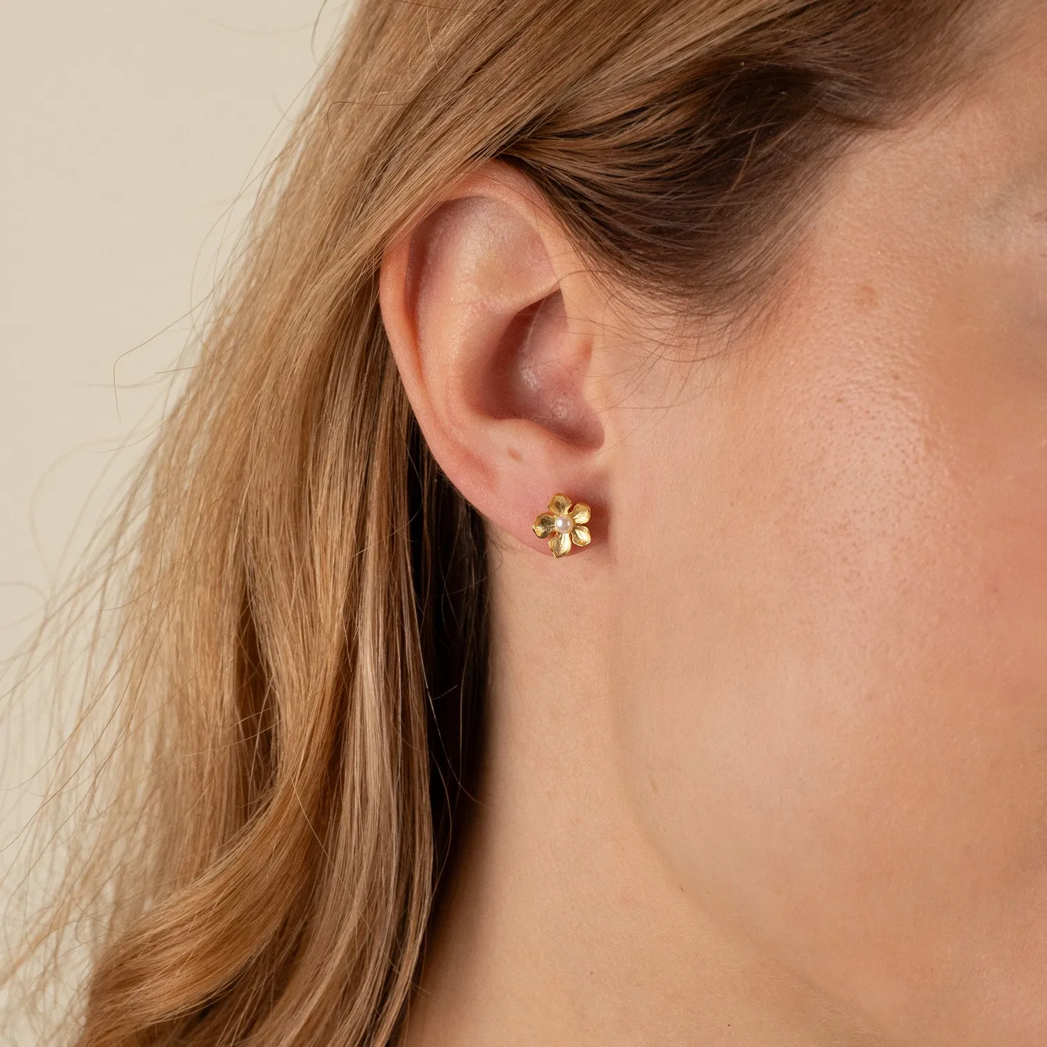 Sisi Copenhagen Mona Pearl Golden ørestikker perle 9 mm