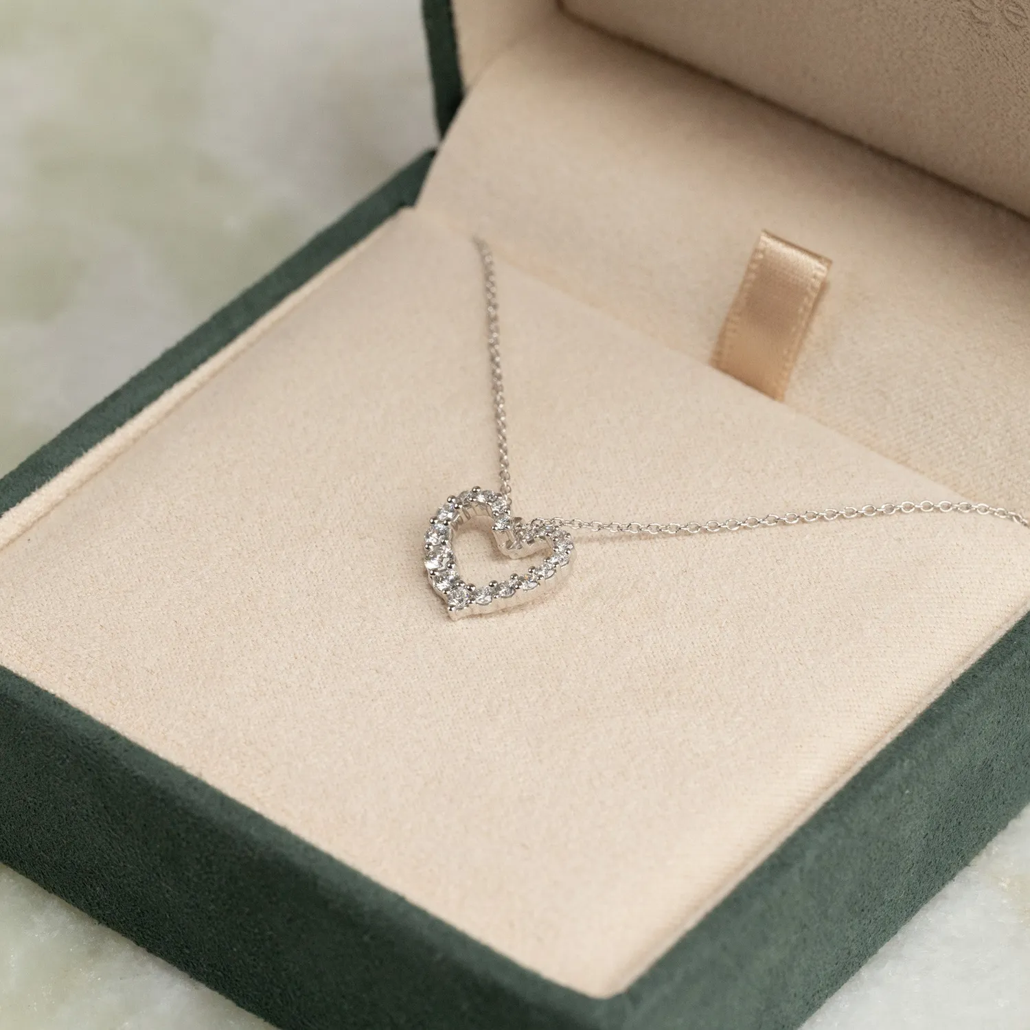 Sisi Copenhagen Diamond Graduating Curved Heart vedhæng 0,45ct hvidguld