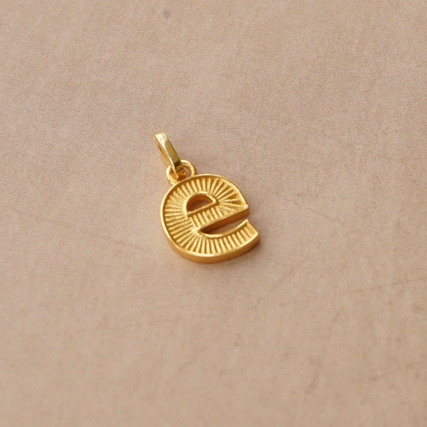 Orelia LUXE E Charm vedhæng guld bogstav E