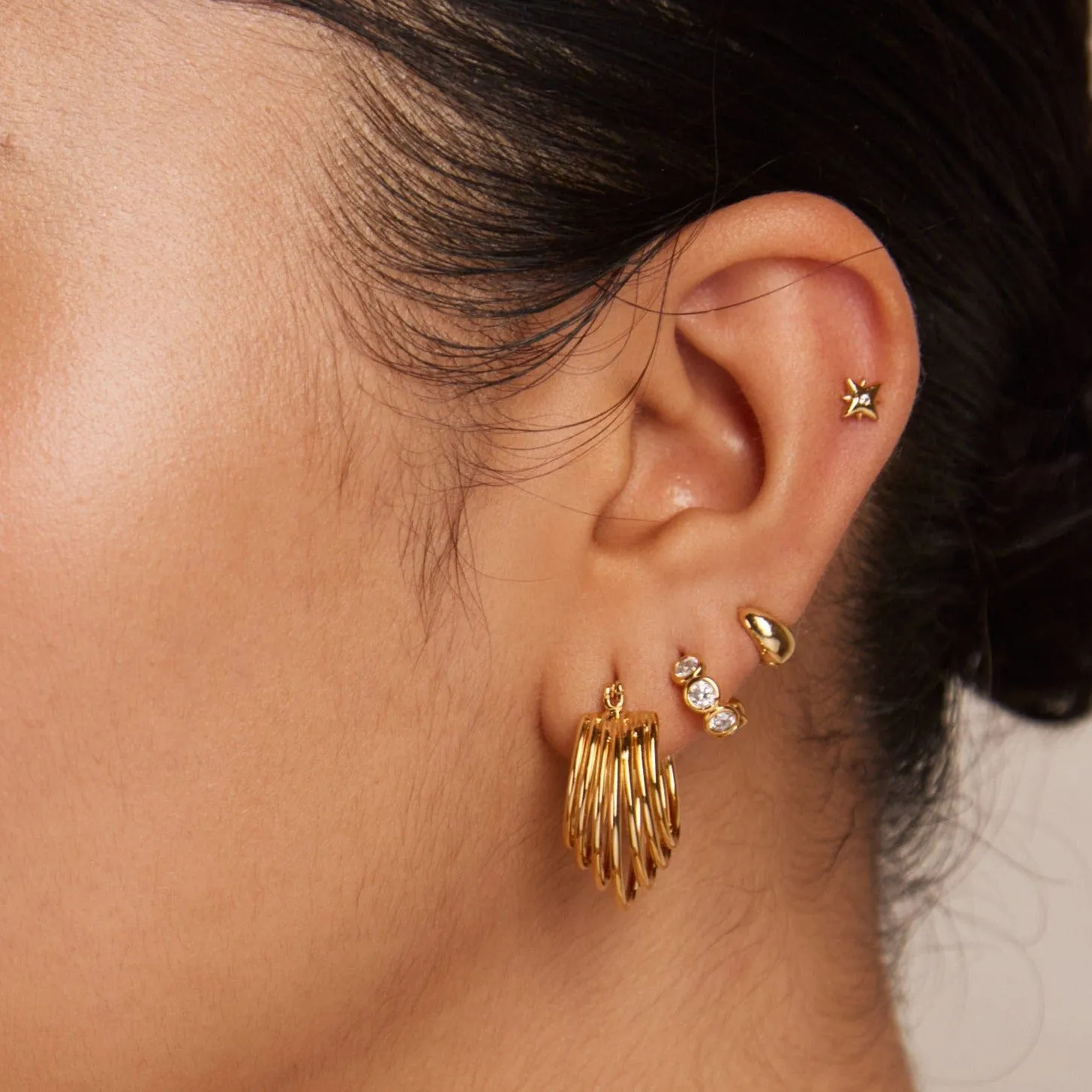 Orelia Tiny Tapered Micro Hoop øreringe guld små