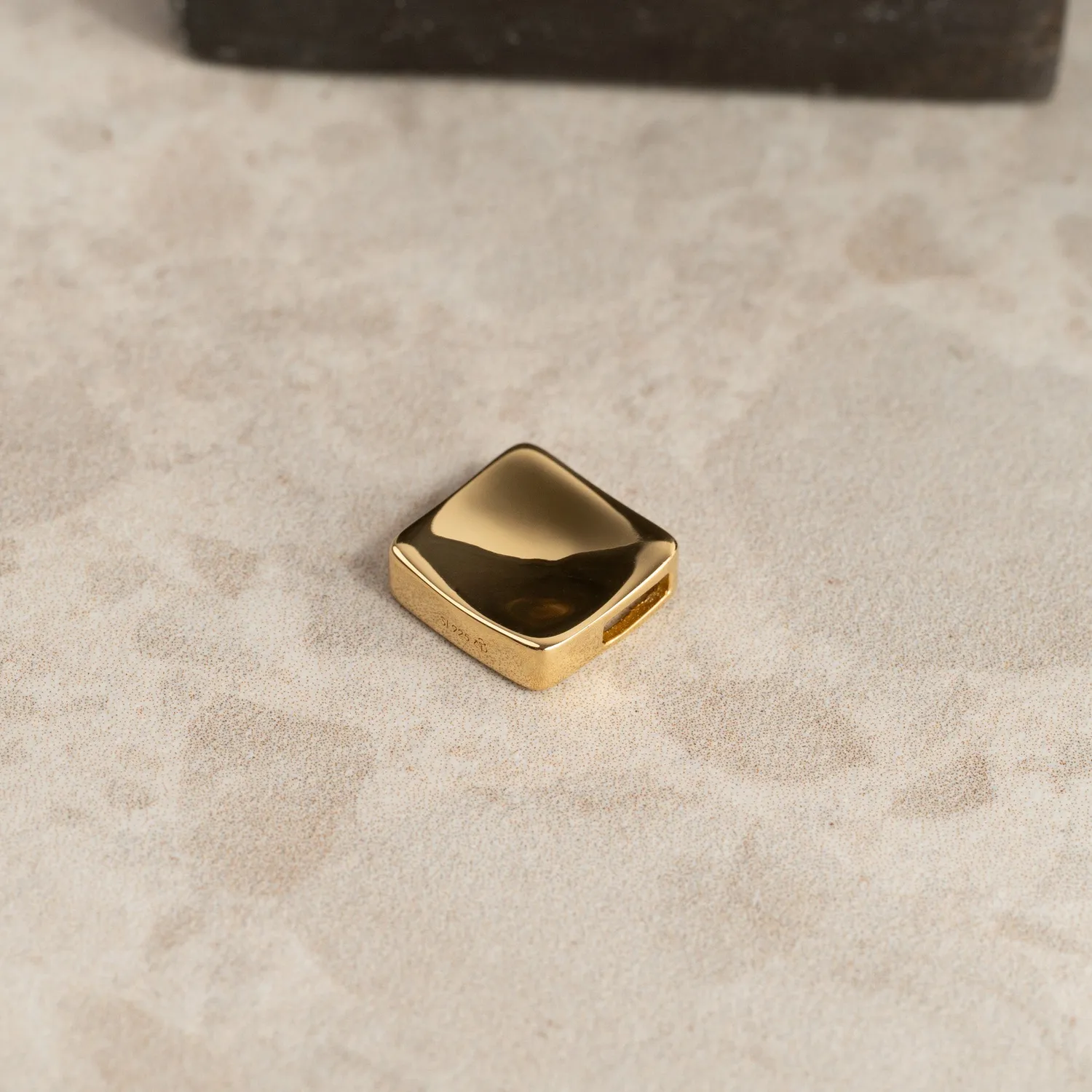 Sisi Copenhagen Mae Golden Pendant vedhæng forgyldt 12 mm