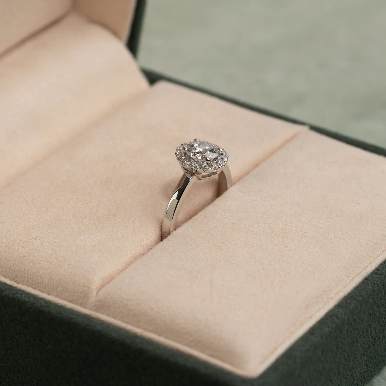 Sisi Copenhagen Simple Round Halo diamantring 1,0 ct hvidguld