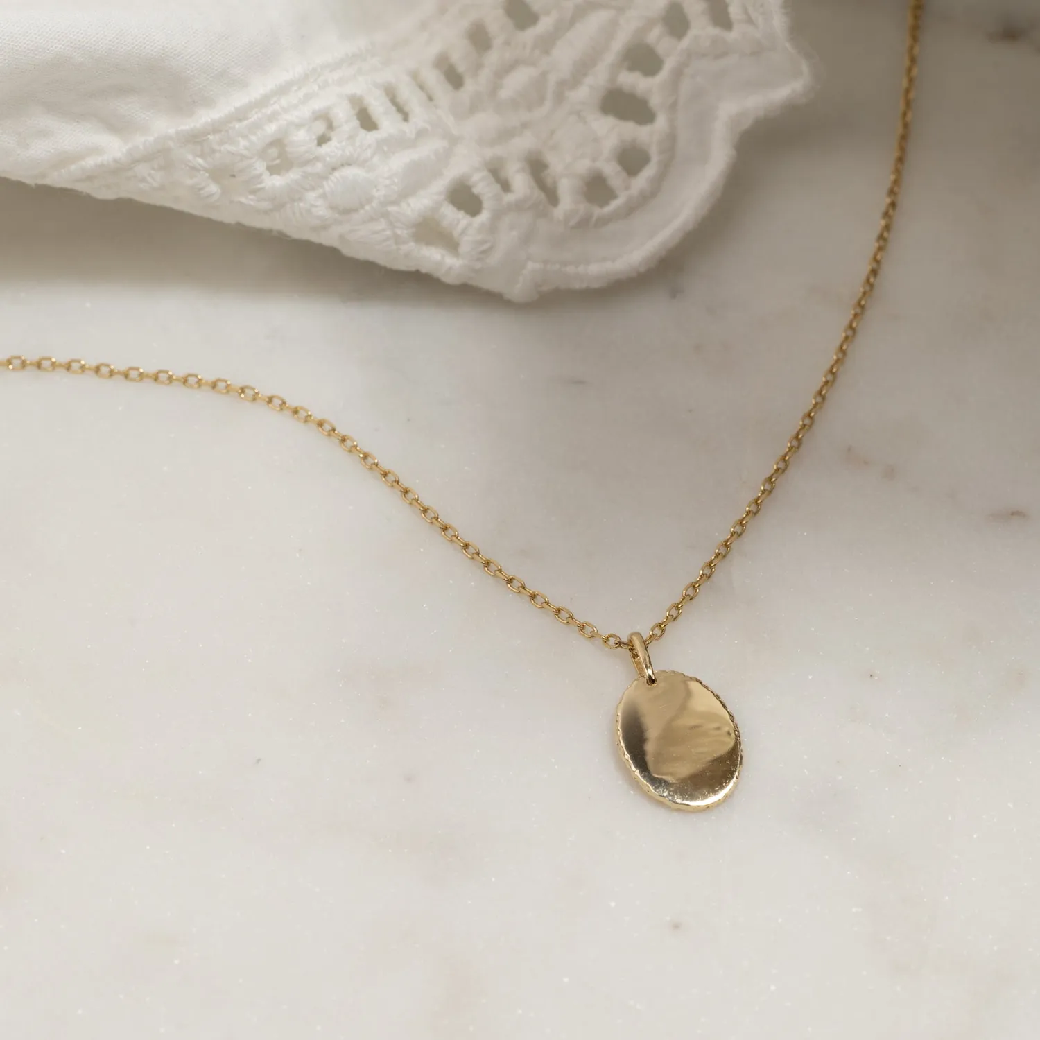Sisi Copenhagen Oval graverbart guldvedhæng 9 kt 13,5 mm