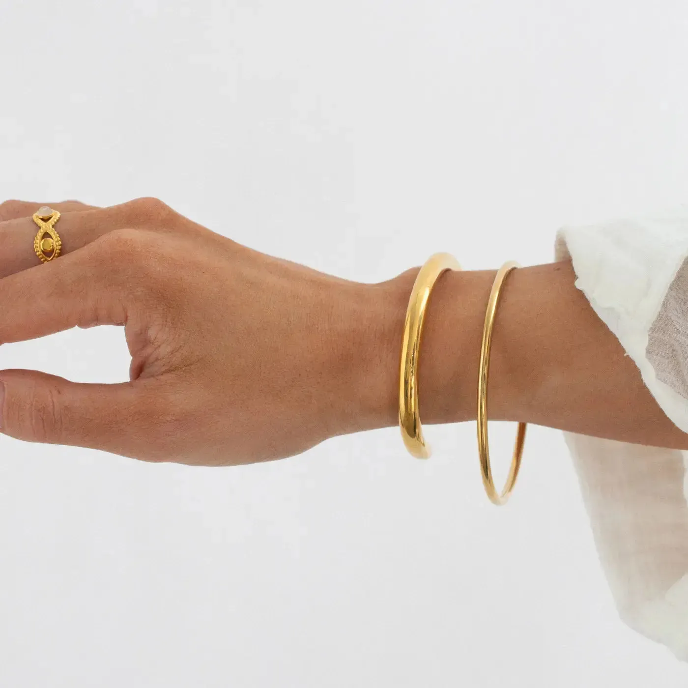 TIMI OF SWEDEN Maeve statement bangle armbånd guld stål