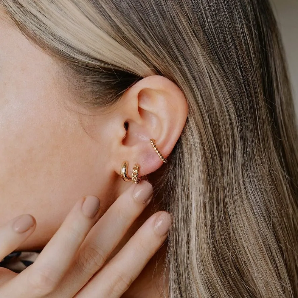 Orelia Mini Chain huggie øreringe guld kædemønster