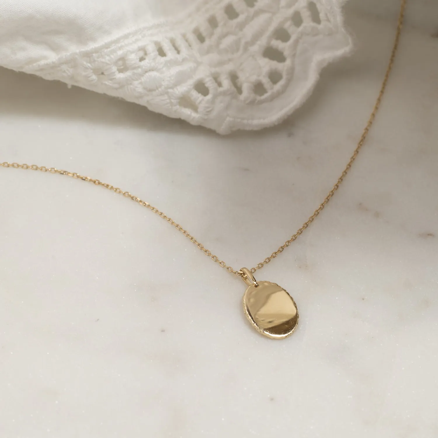 Sisi Copenhagen Oval graverbart guldvedhæng 9 kt 13,5 mm