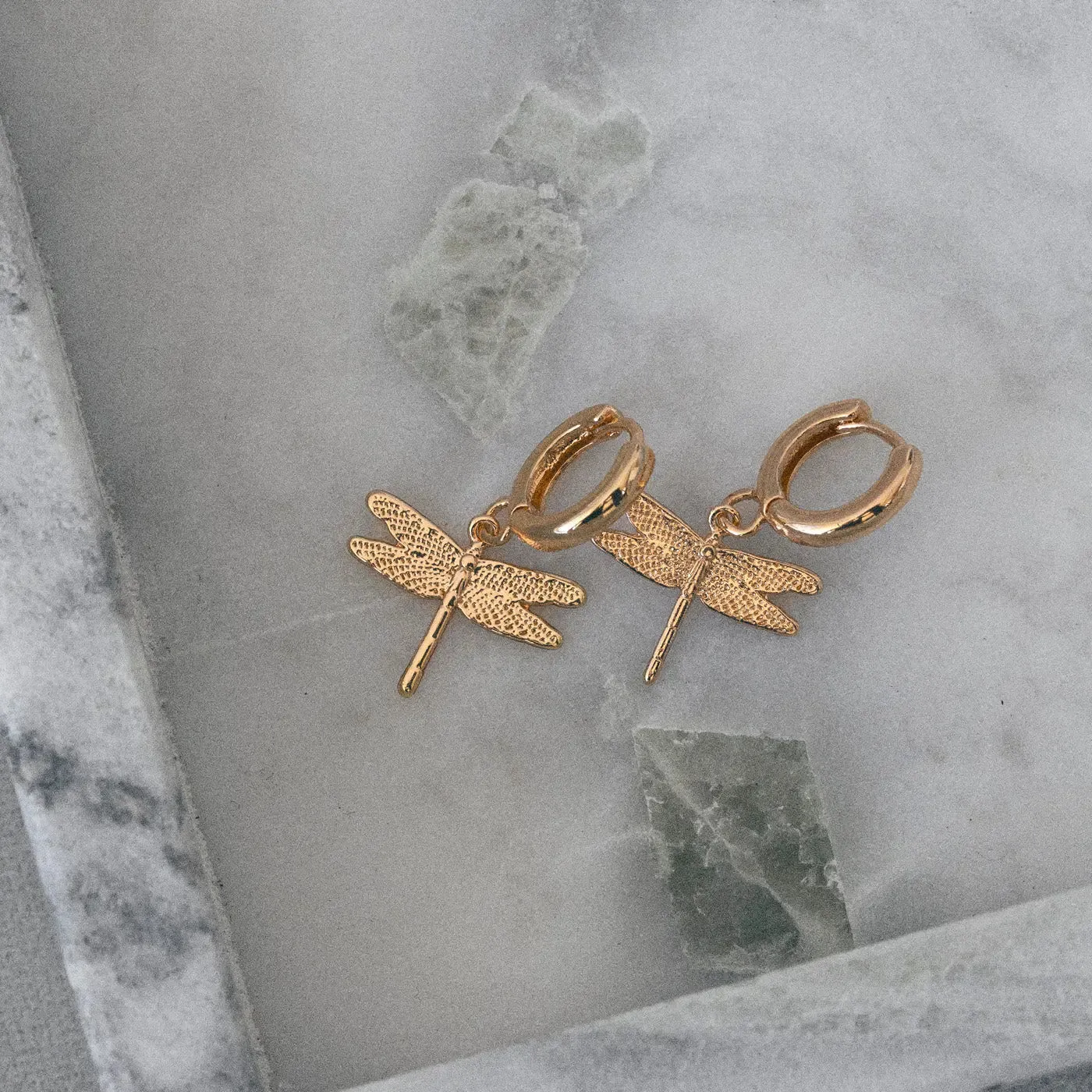 TIMI OF SWEDEN Dragonfly Small Hoop øreringe guld guldsmed