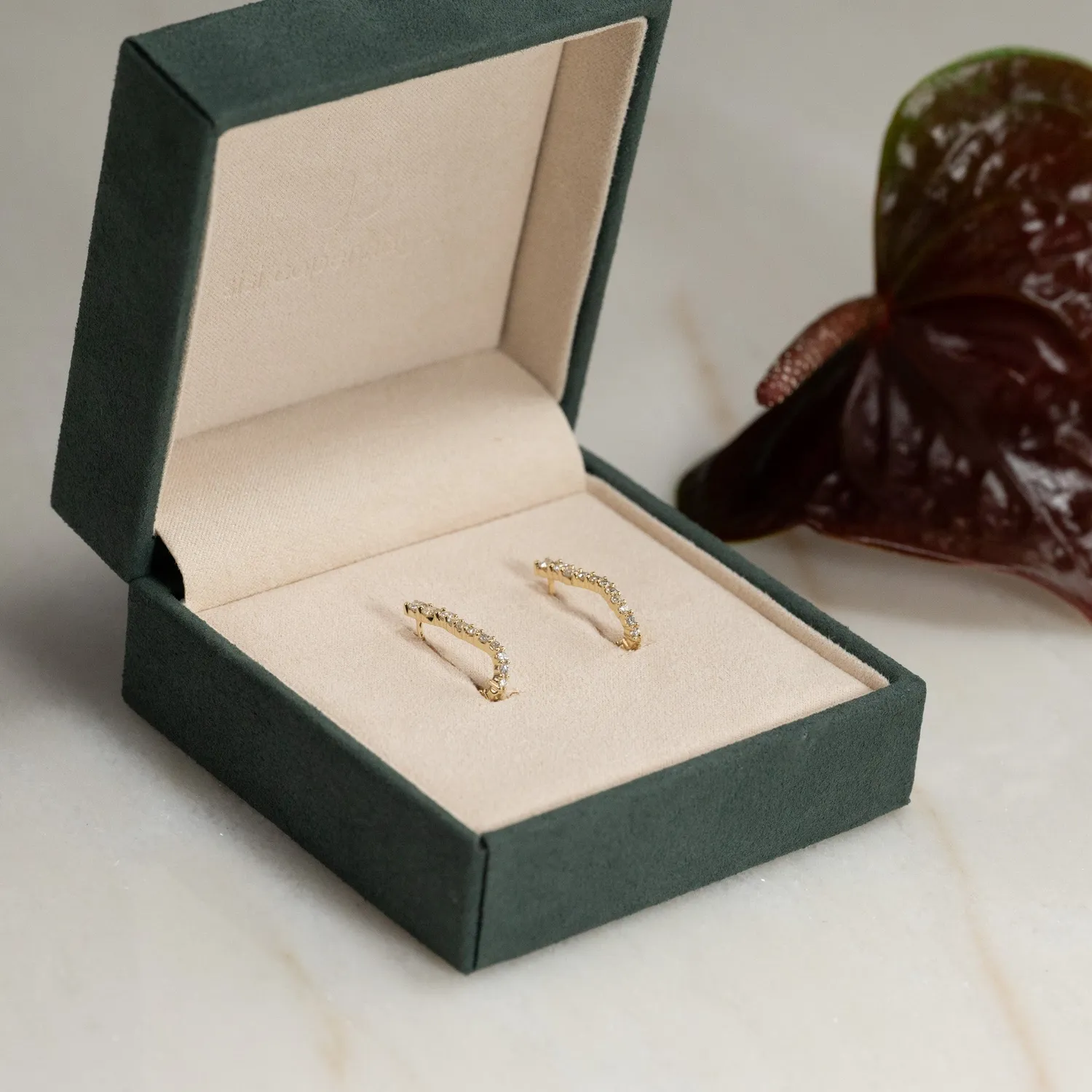 Sisi Copenhagen Graduating Curved diamantcreoler guld 0,45 ct
