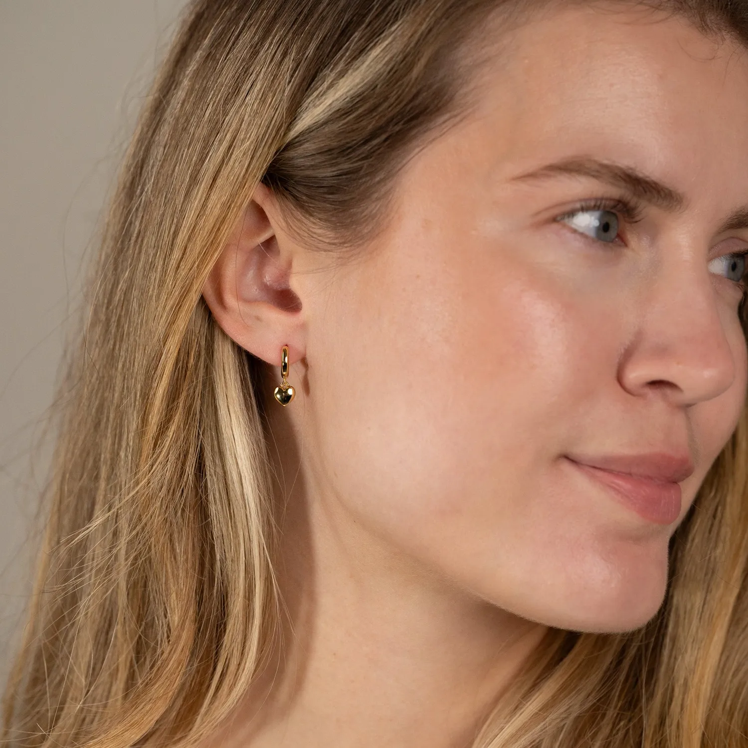 Sisi Copenhagen Valentina huggie øreringe hjerte guld