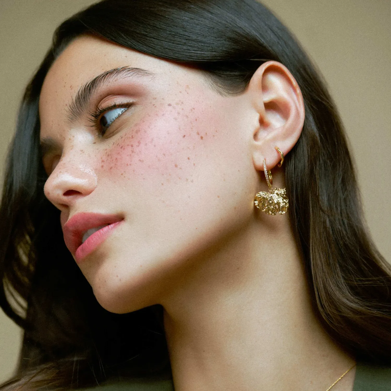 Orelia Molten Leaf pave hoop øreringe guld blad