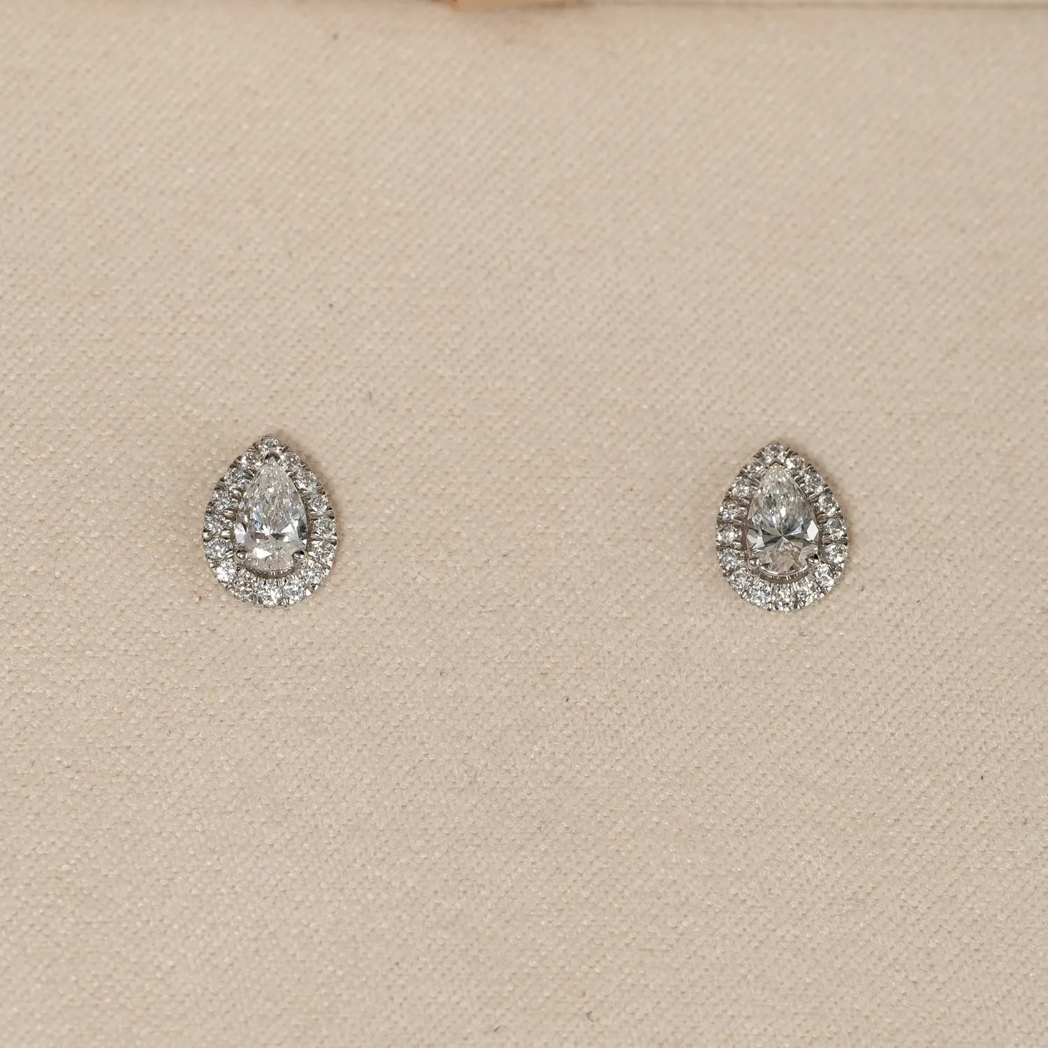 Sisi Copenhagen Halo Pear ørestikker hvidguld 0,7 ct