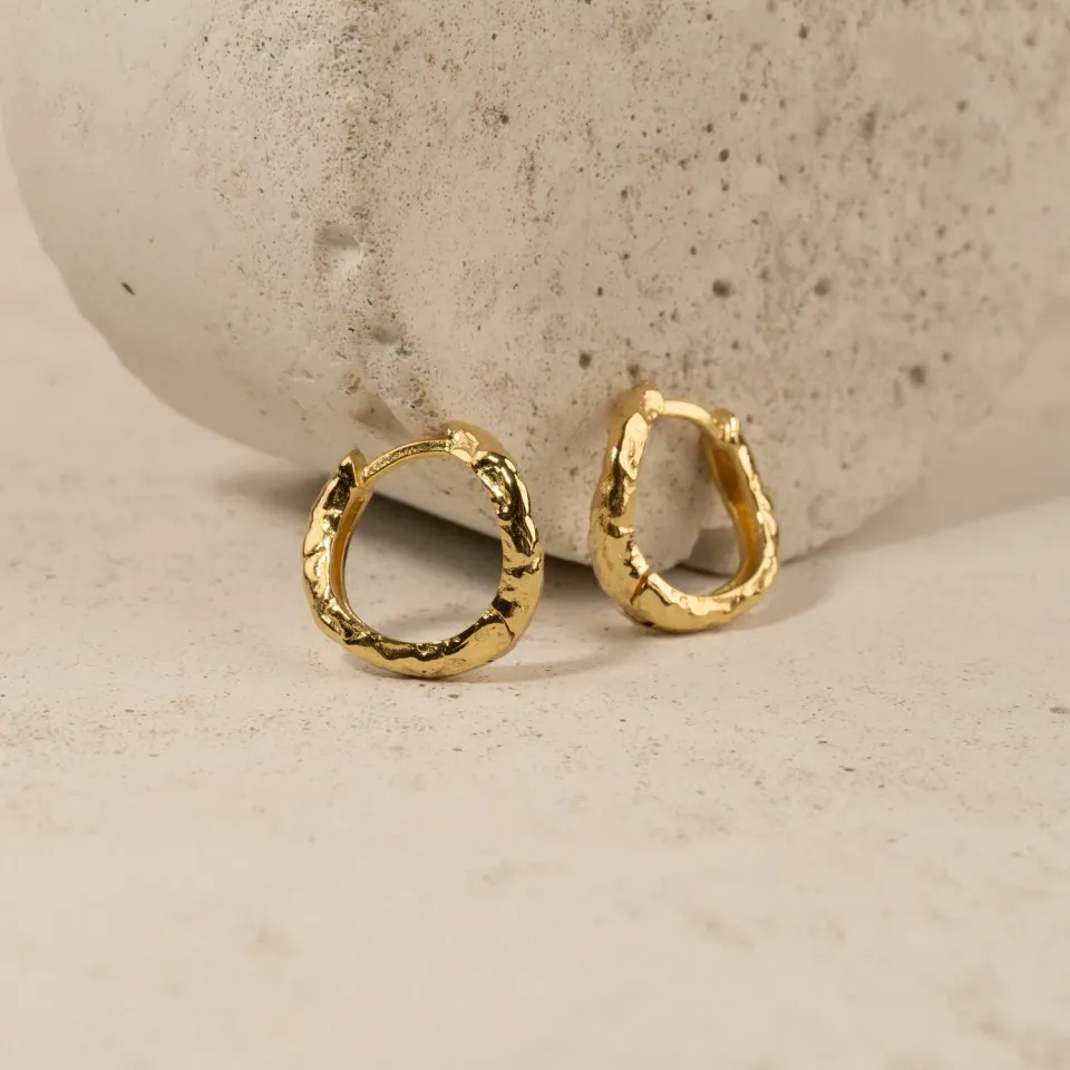 Sisi Copenhagen Maia Golden Huggie øreringe forgyldt 15 mm