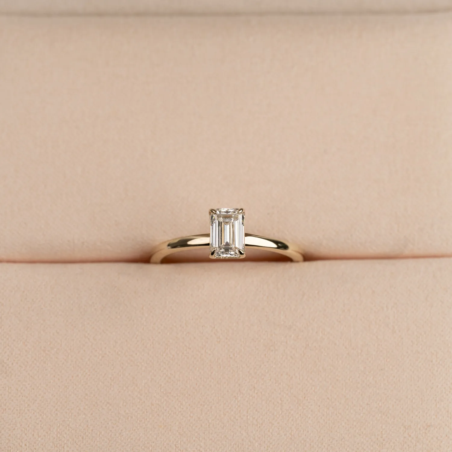 Sisi Copenhagen Solitaire Emerald diamantring 0,75 ct guld