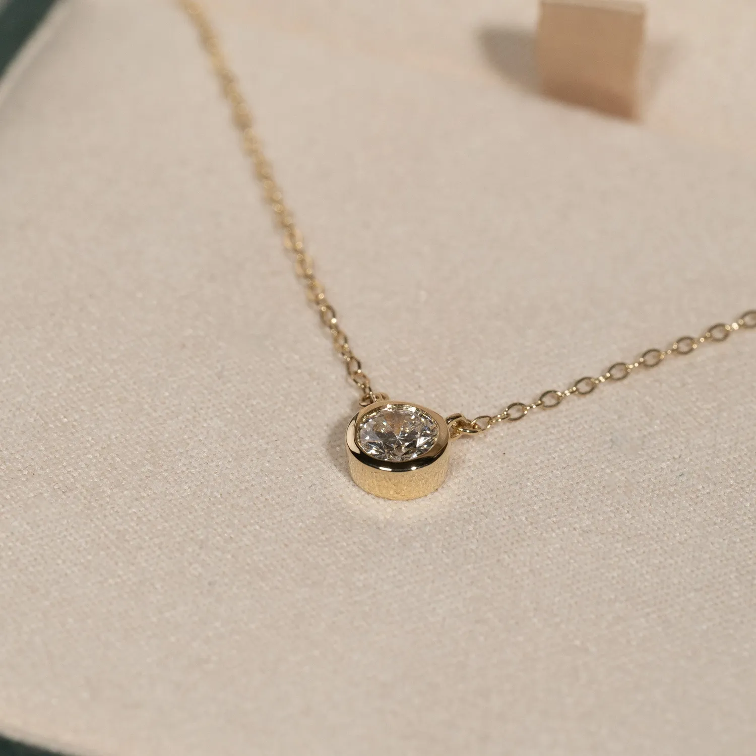 Sisi Copenhagen Solitaire Bezel halskæde 0,5 ct 14 kt guld