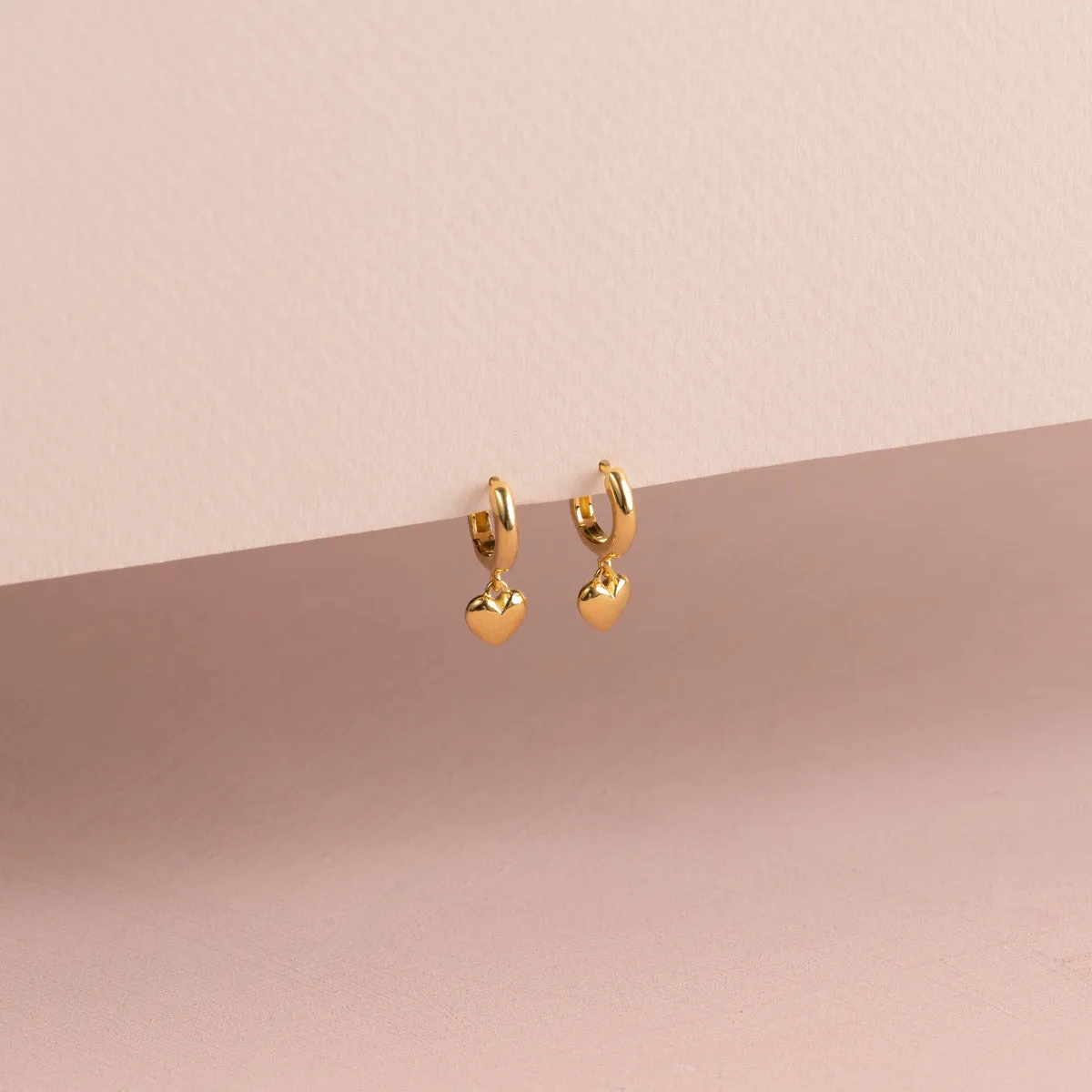 Sisi Copenhagen Valentina huggie øreringe hjerte guld