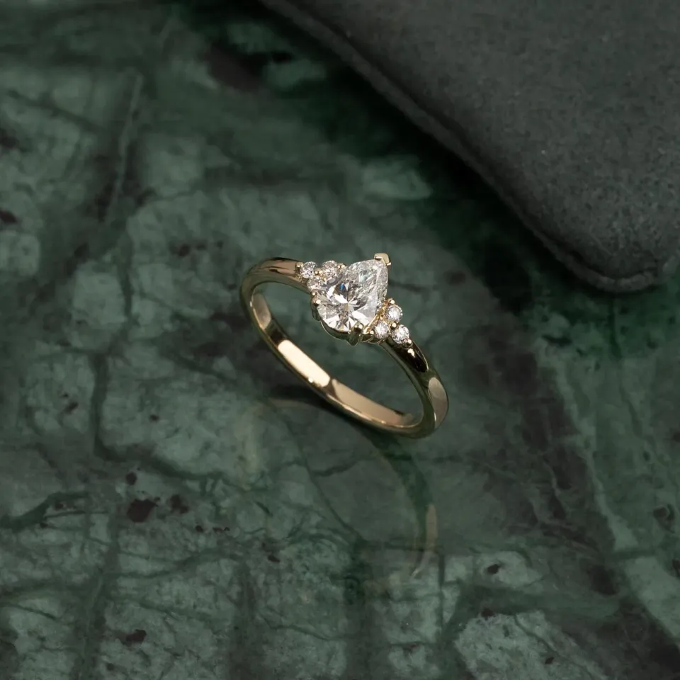Sisi Copenhagen Triad Pear-Cut ring guld 0,65 ct lab