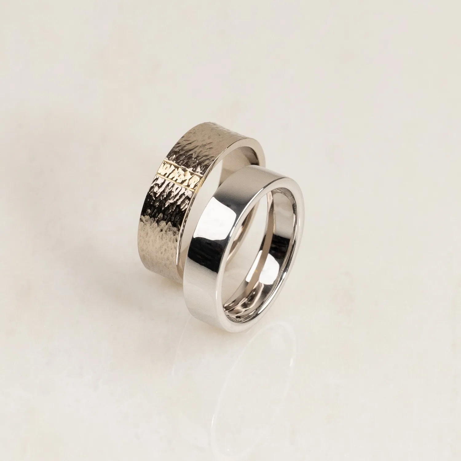 Sisi Copenhagen Hammered Flat vielsesring hvidguld 14 kt 7 mm
