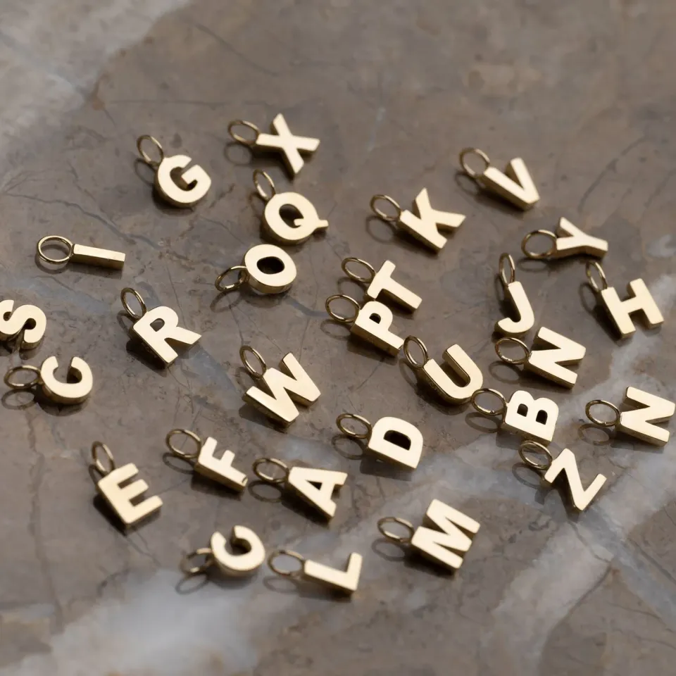 Sisi Copenhagen Letter Solid Gold bogstavsvedhæng 9 kt.