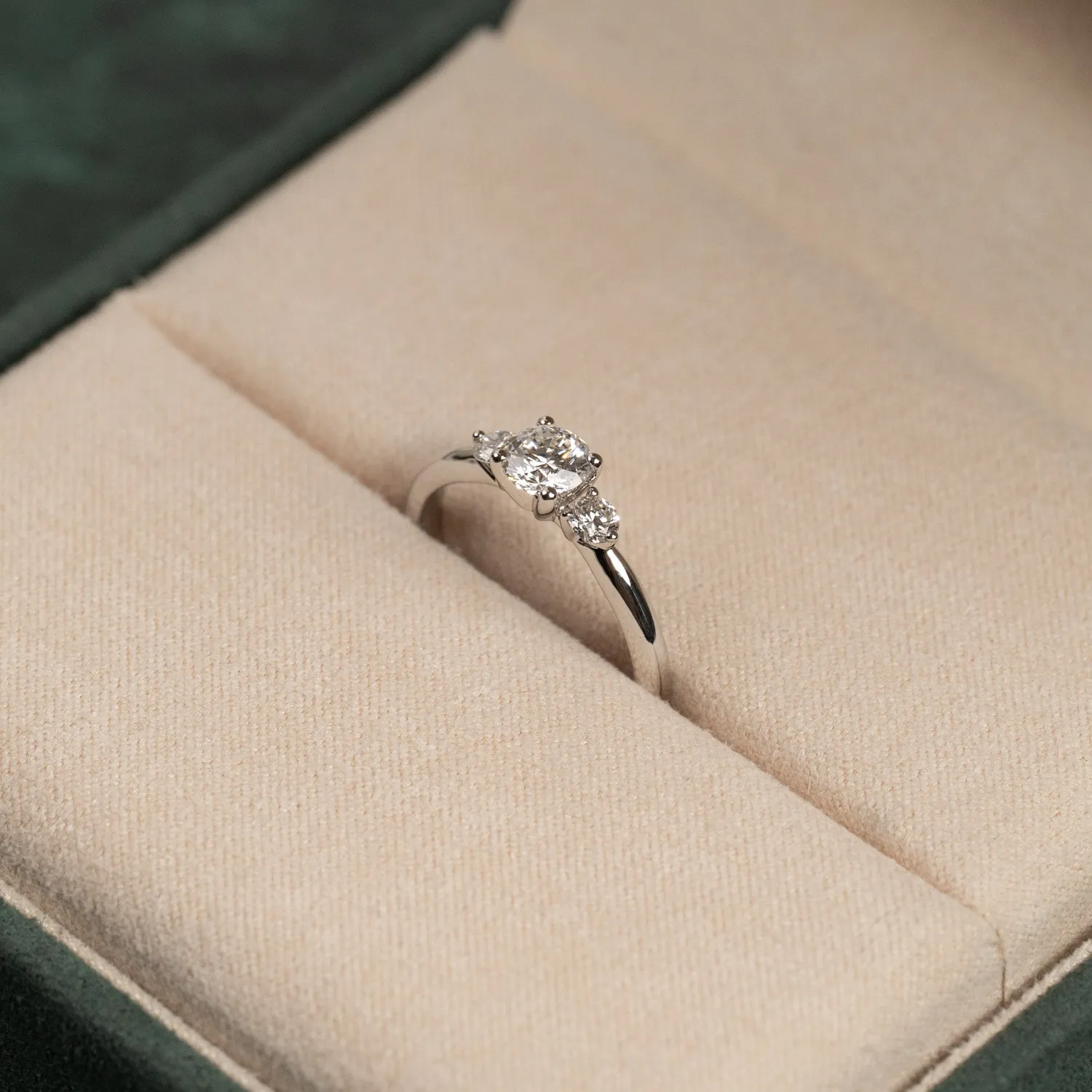 Sisi Copenhagen Round Trilogy diamantring 0,7 ct hvidguld