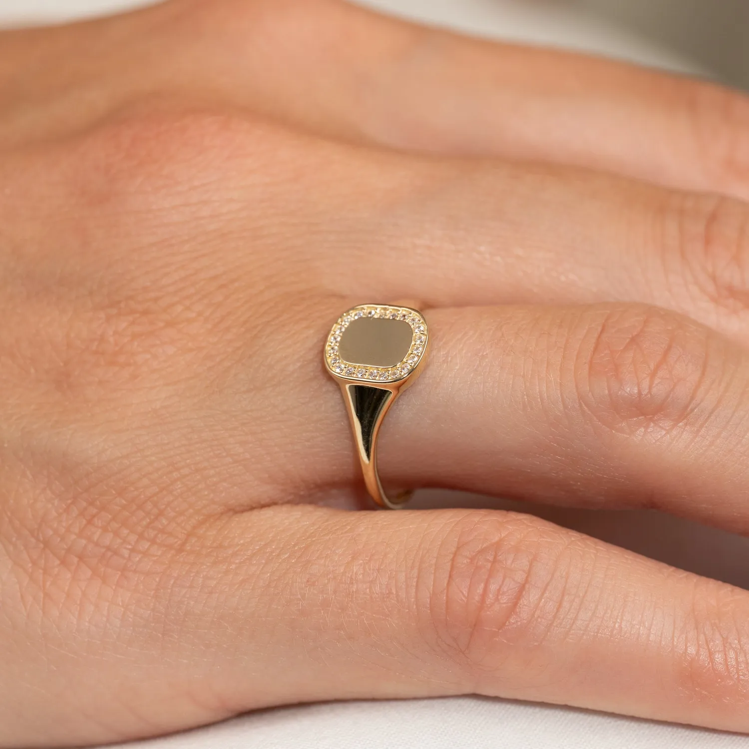 Sisi Copenhagen Frida signetring guld 9 kt zirkonia graverbar