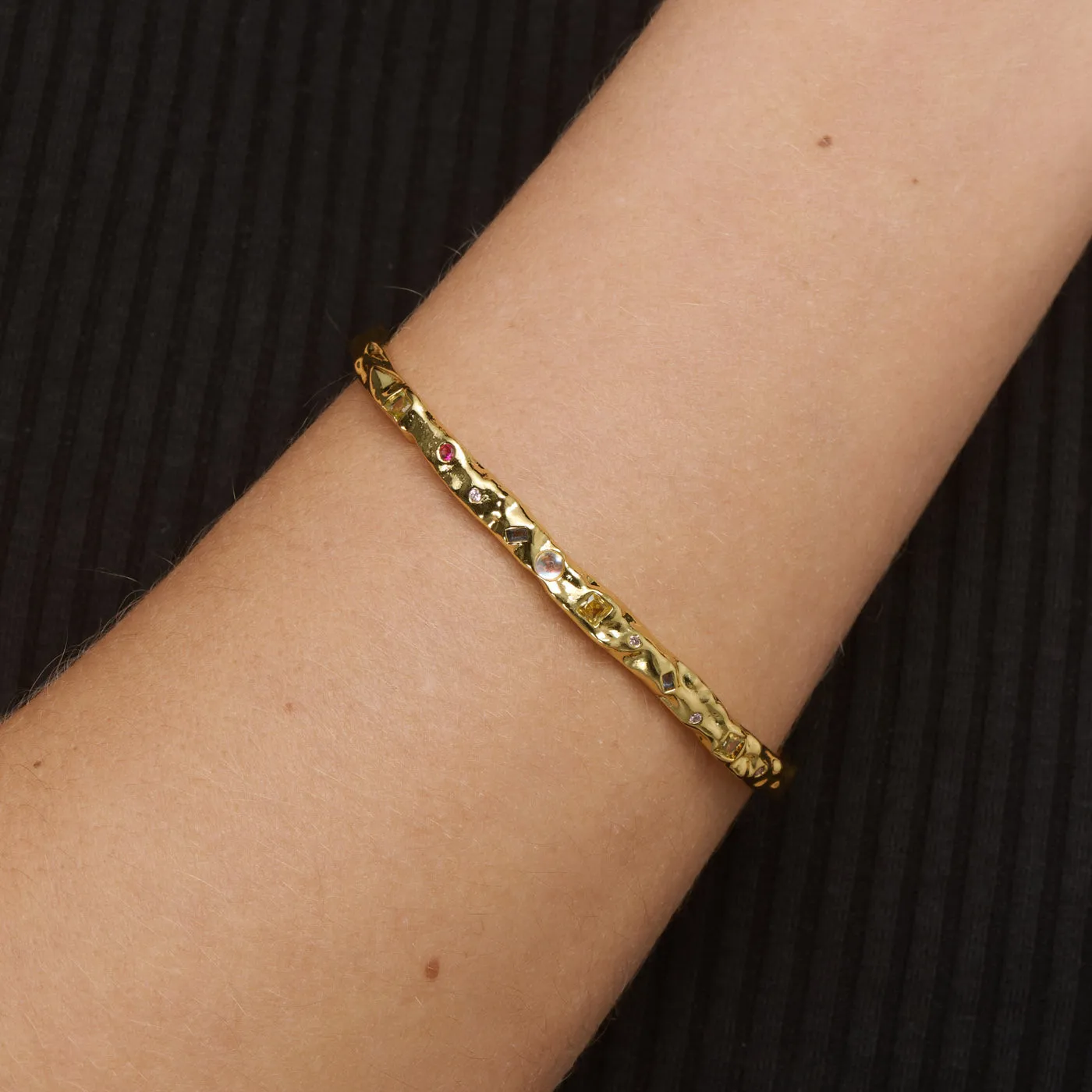 TIMI OF SWEDEN Shiloh krystalarmbånd justerbar guld