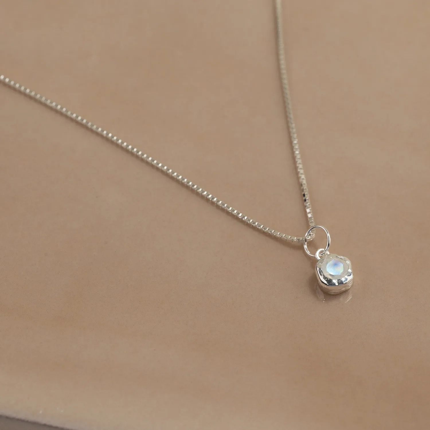 Sisi Copenhagen Selene Moonstone vedhæng 5 mm sølv