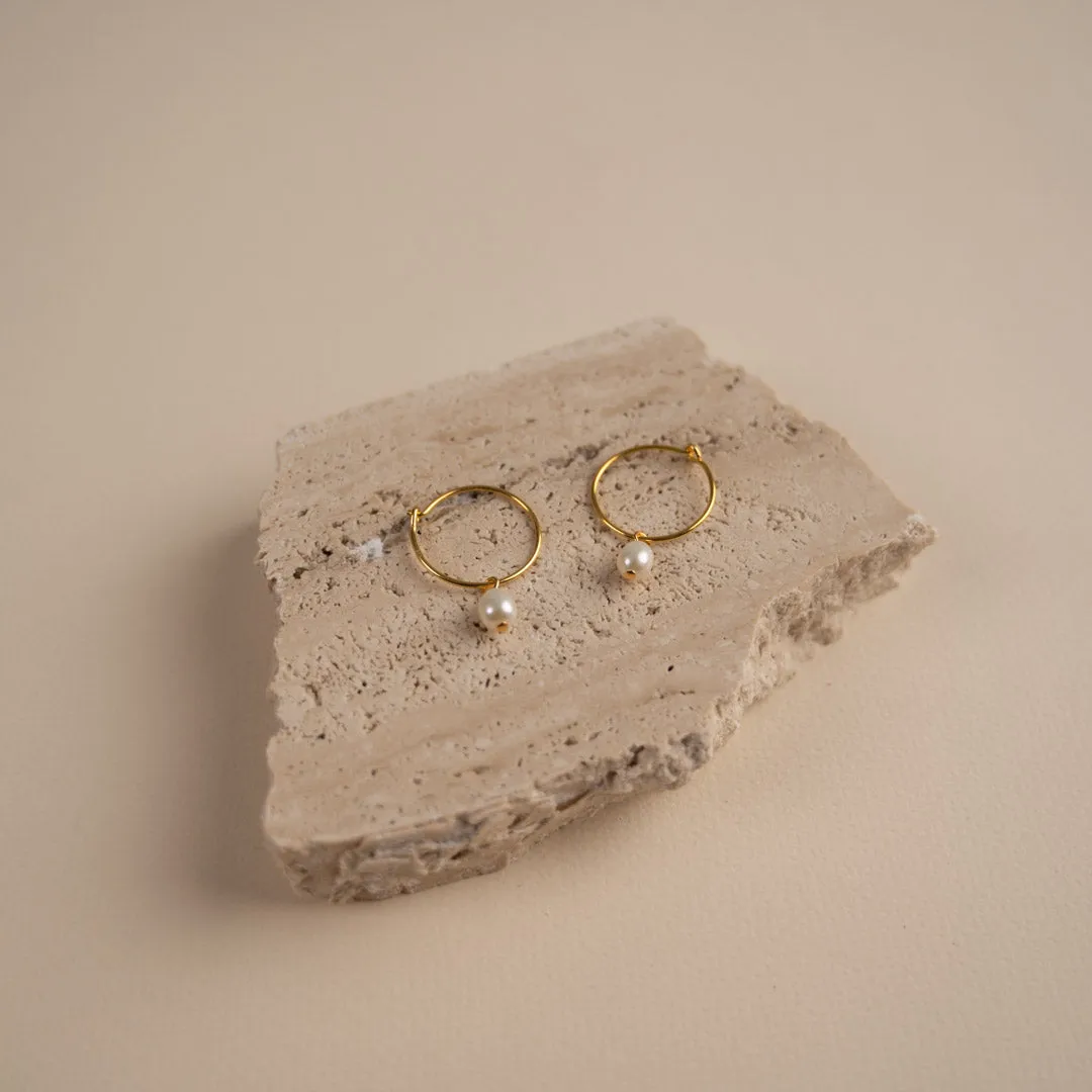 Sisi Copenhagen Ellie White Pearl creol øreringe forgyldt perle 6 mm