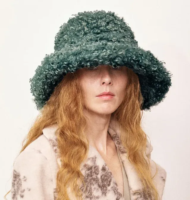 Wos Daisy hue mørk mint kunstpels 59 cm