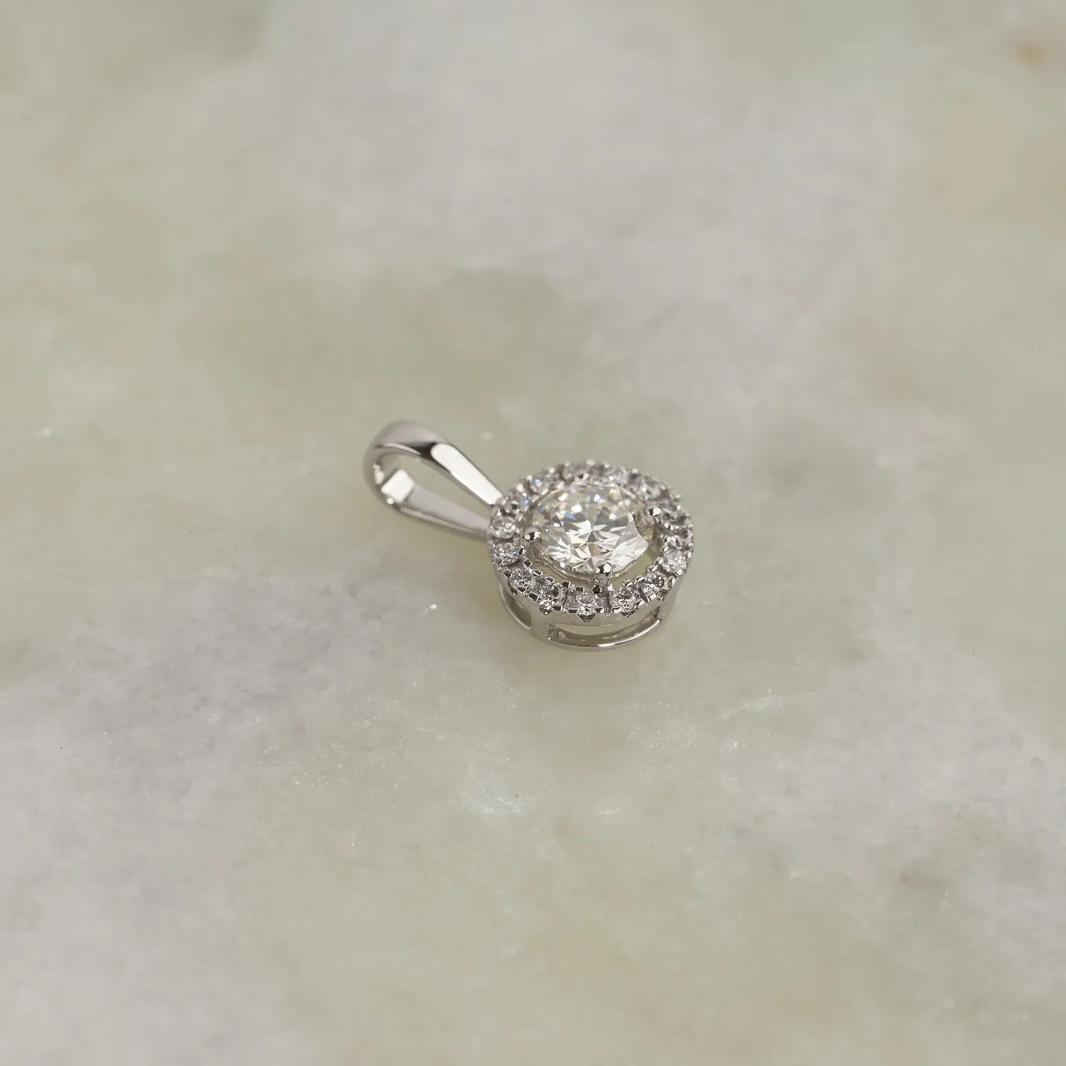 Sisi Copenhagen Round Halo vedhæng 0,66ct 14kt hvidguld