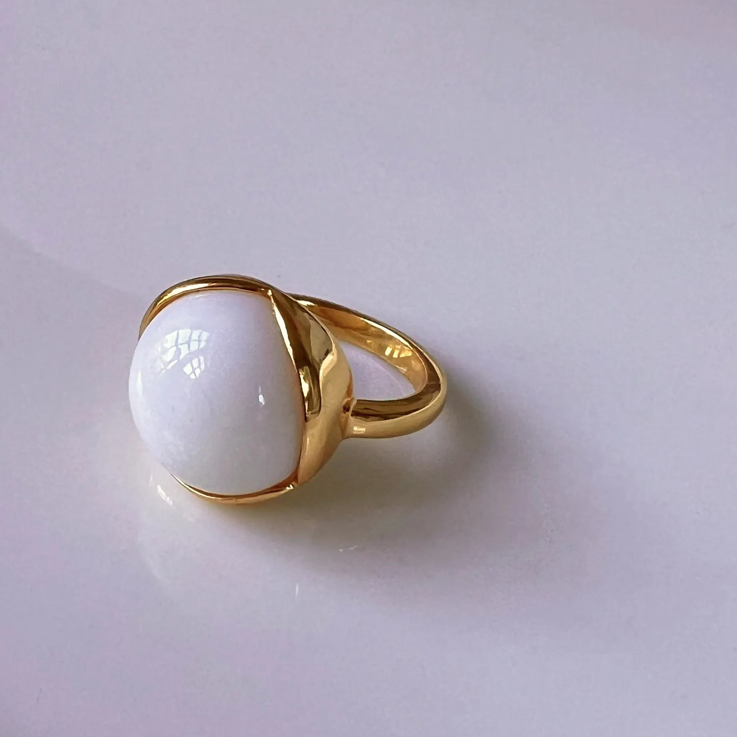 Bykjaergaard Glory stor ring forgyldt hvid opal